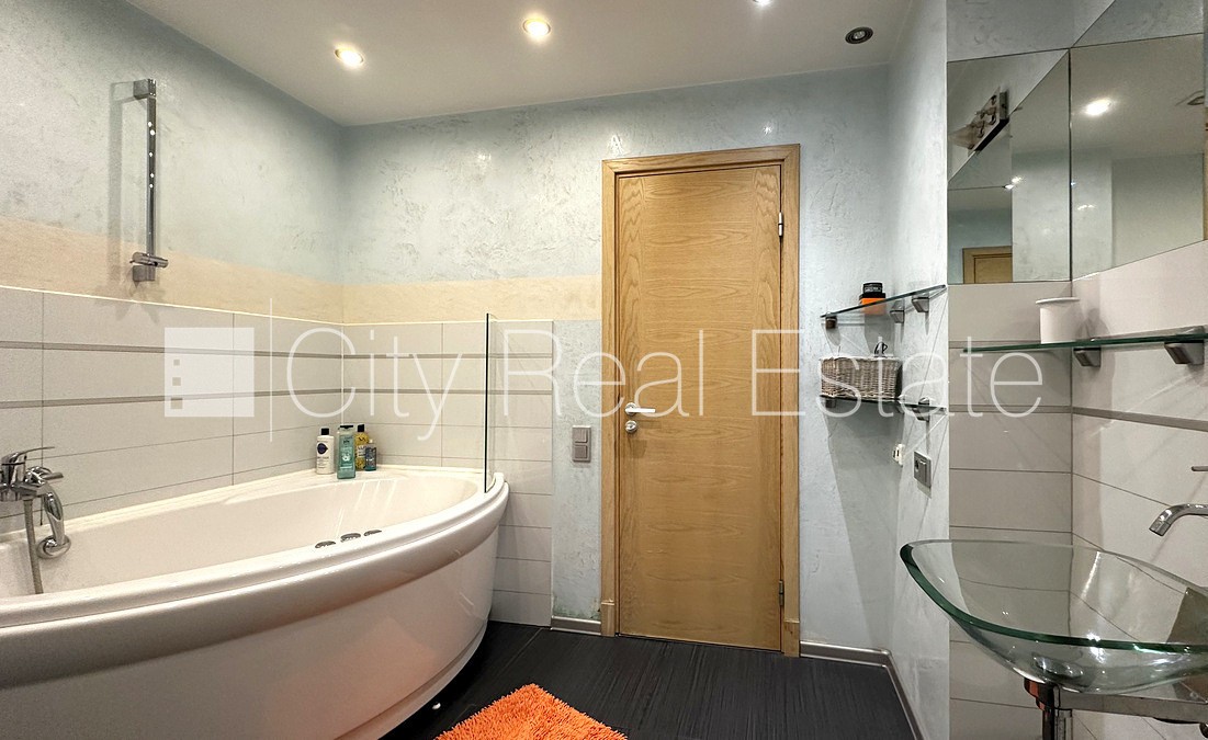 Sludinājumi. Renovēta māja, ir lifts, kāpņu telpa pēc kapitālā remonta, logi vērsti uz ielas pusi, guļamistabu Cena: 650 EUR/mēn Foto #7