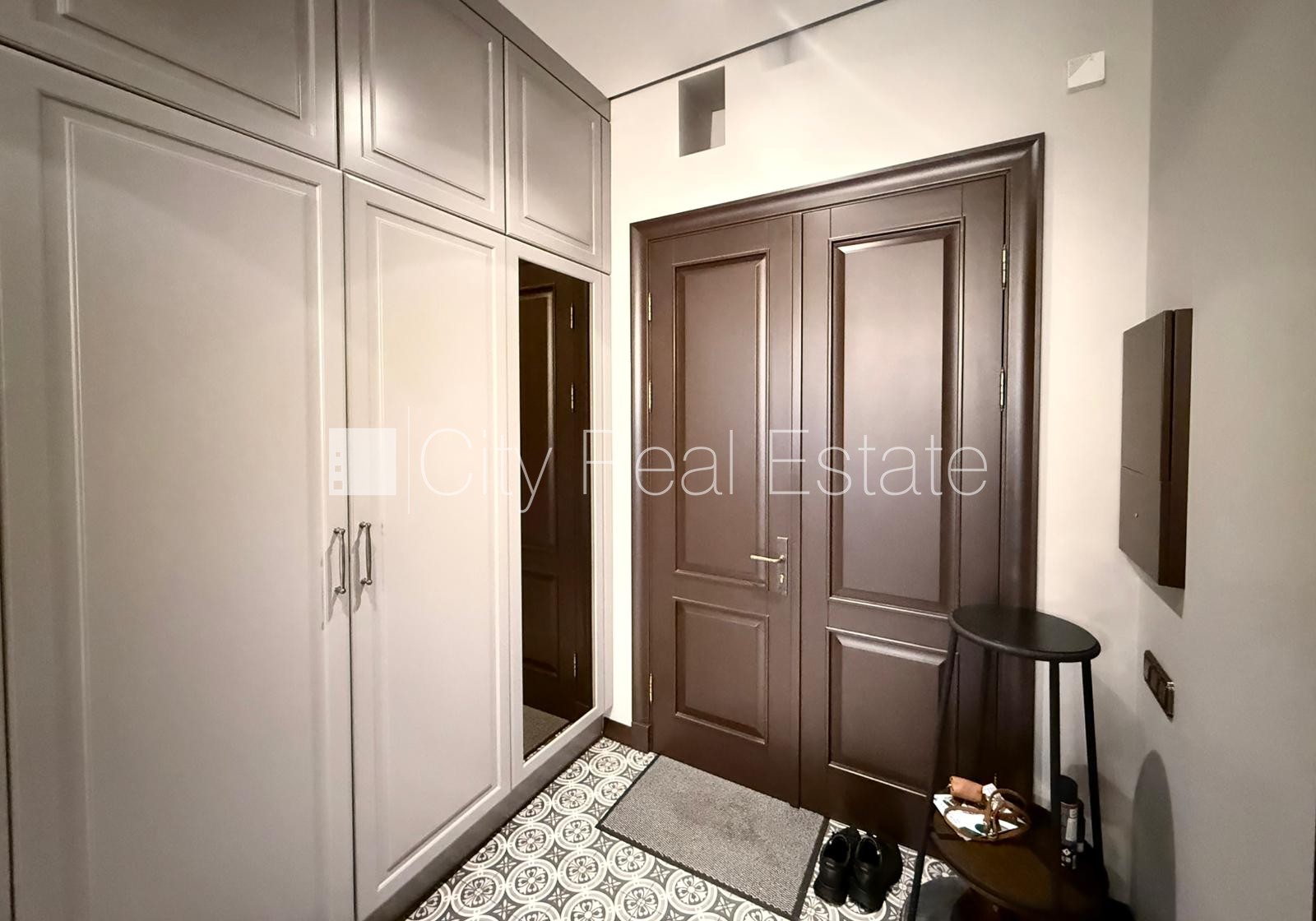 Sludinājumi. Fasādes māja, renovēta māja, bruģēts piebraucamais ceļš, ieeja no ielas, luksuss apartamenti , Cena: 1500 EUR/mēn Foto #13