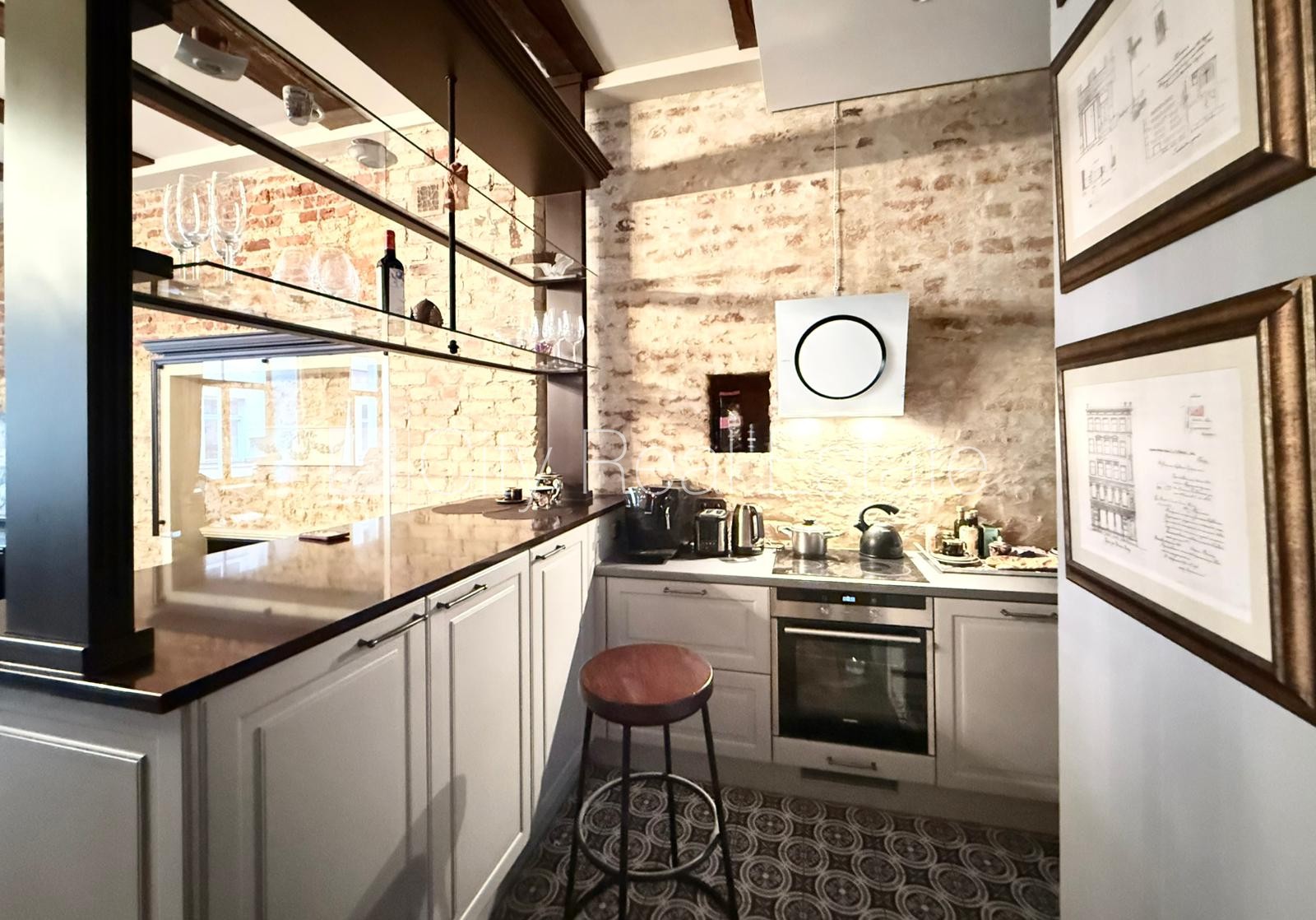 Sludinājumi. Fasādes māja, renovēta māja, bruģēts piebraucamais ceļš, ieeja no ielas, luksuss apartamenti , Cena: 1500 EUR/mēn Foto #4