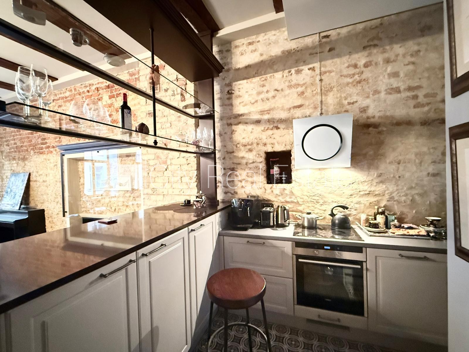 Sludinājumi. Fasādes māja, renovēta māja, bruģēts piebraucamais ceļš, ieeja no ielas, luksuss apartamenti , Cena: 1500 EUR/mēn Foto #5