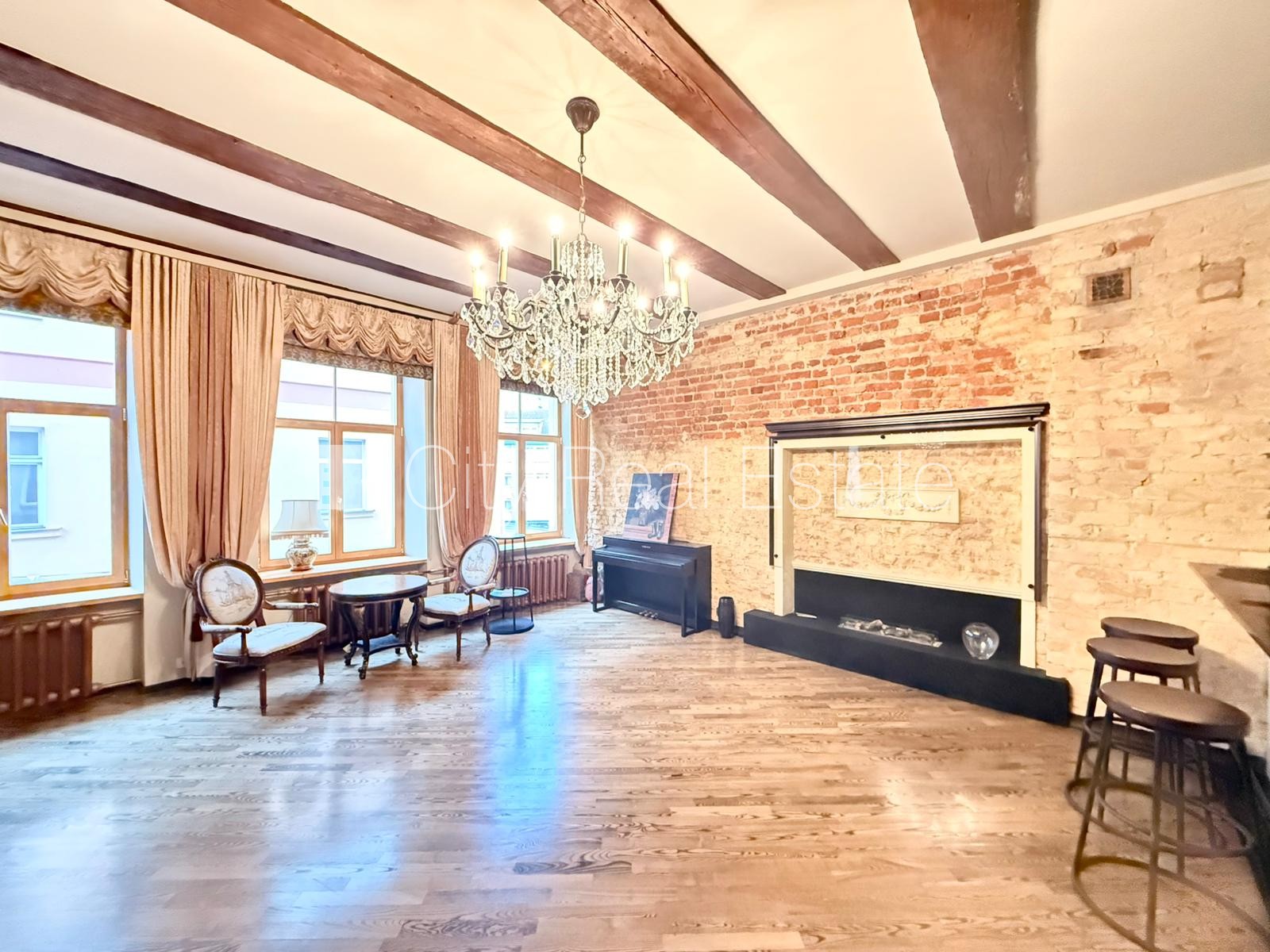 Sludinājumi. Fasādes māja, renovēta māja, bruģēts piebraucamais ceļš, ieeja no ielas, luksuss apartamenti , Cena: 1500 EUR/mēn Foto #2