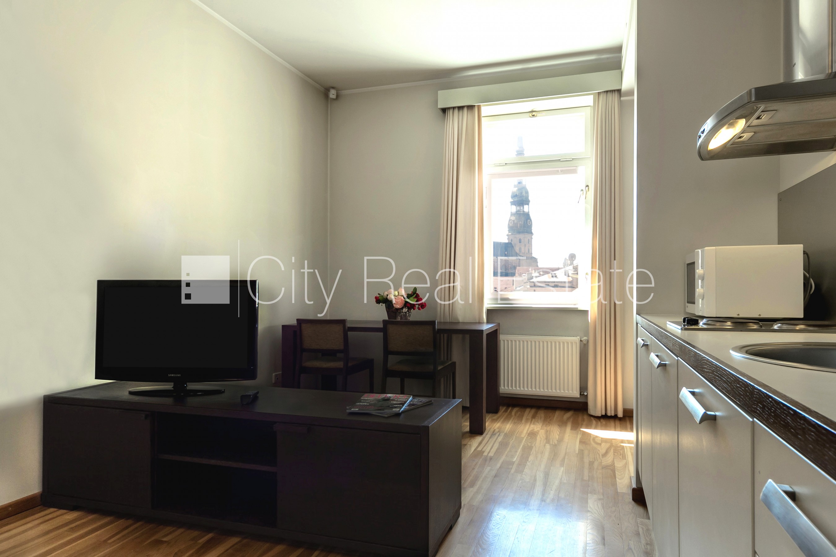 Sludinājumi. Fasādes māja, renovēta māja, labiekārtota apzaļumota teritorija, bruģēts piebraucamais ceļš, ieeja Cena: 600 EUR/mēn Foto #2