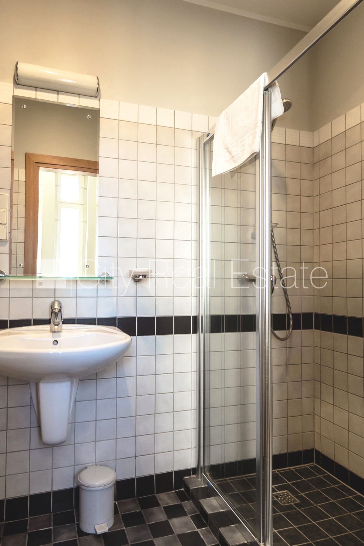 Sludinājumi. Fasādes māja, renovēta māja, labiekārtota apzaļumota teritorija, bruģēts piebraucamais ceļš, ieeja Cena: 600 EUR/mēn Foto #5