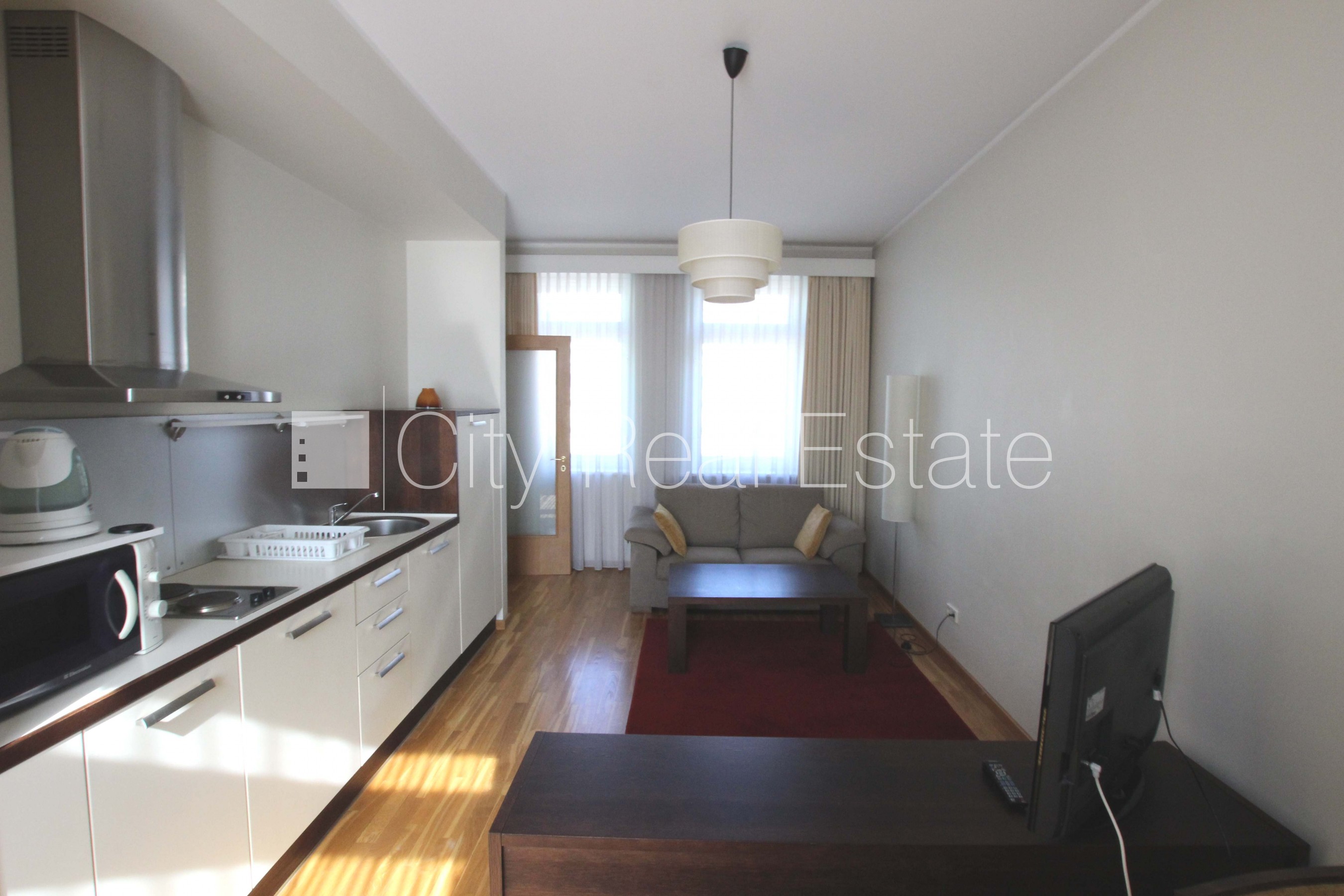 Sludinājumi. Fasādes māja, renovēta māja, labiekārtota apzaļumota teritorija, bruģēts piebraucamais ceļš, ieeja Cena: 600 EUR/mēn Foto #1