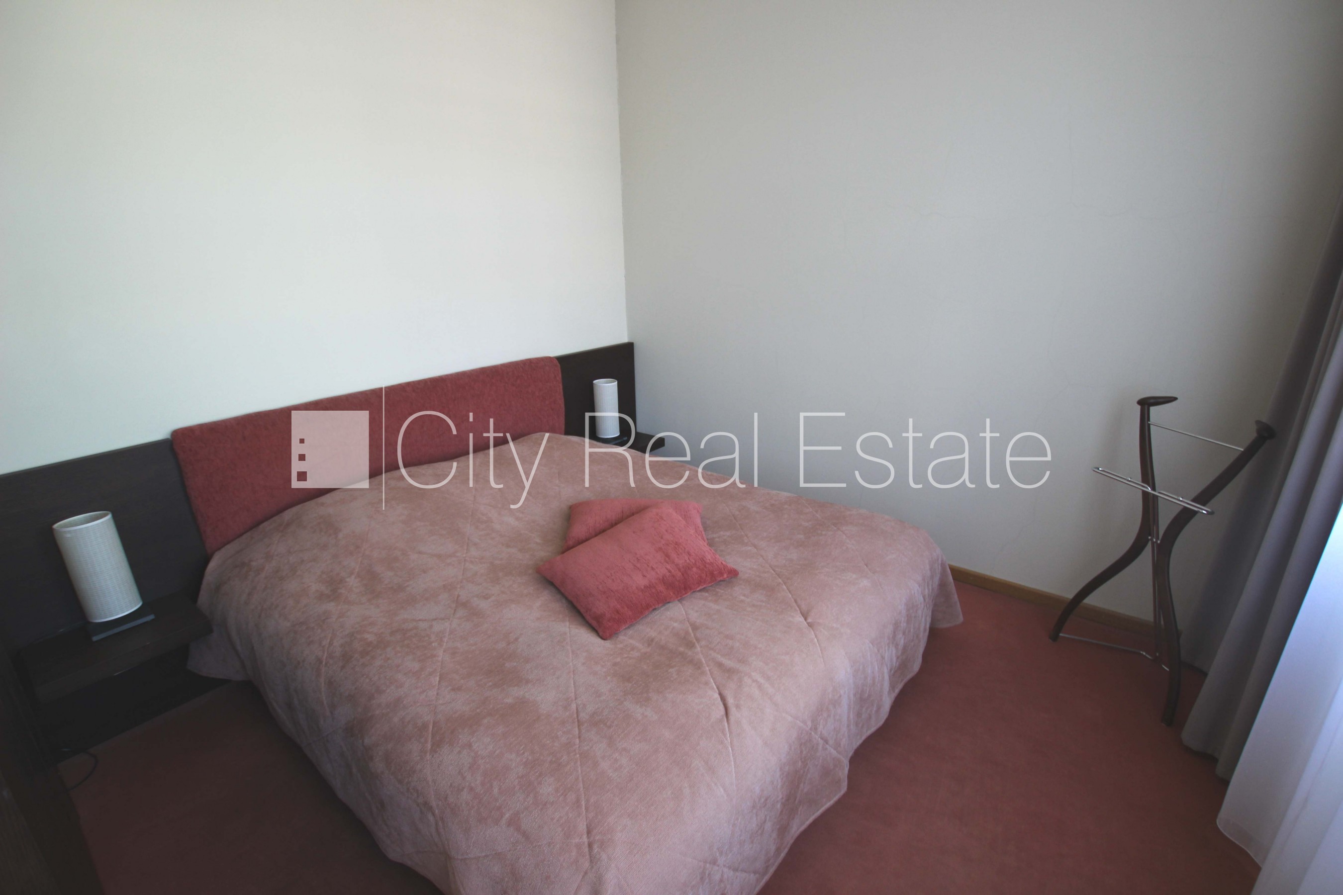 Sludinājumi. Fasādes māja, renovēta māja, labiekārtota apzaļumota teritorija, bruģēts piebraucamais ceļš, ieeja Cena: 600 EUR/mēn Foto #3