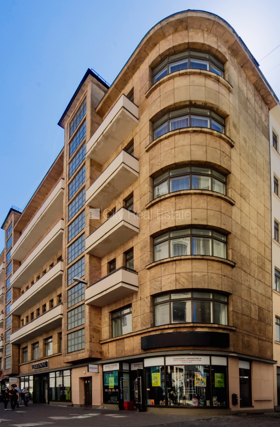 Sludinājumi. Fasādes māja, renovēta māja, labiekārtota apzaļumota teritorija, bruģēts piebraucamais ceļš, ieeja Cena: 600 EUR/mēn Foto #10