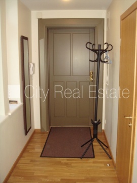 Sludinājumi. Fasādes māja, renovēta māja, labiekārtota apzaļumota teritorija, bruģēts piebraucamais ceļš, ieeja Cena: 600 EUR/mēn Foto #6