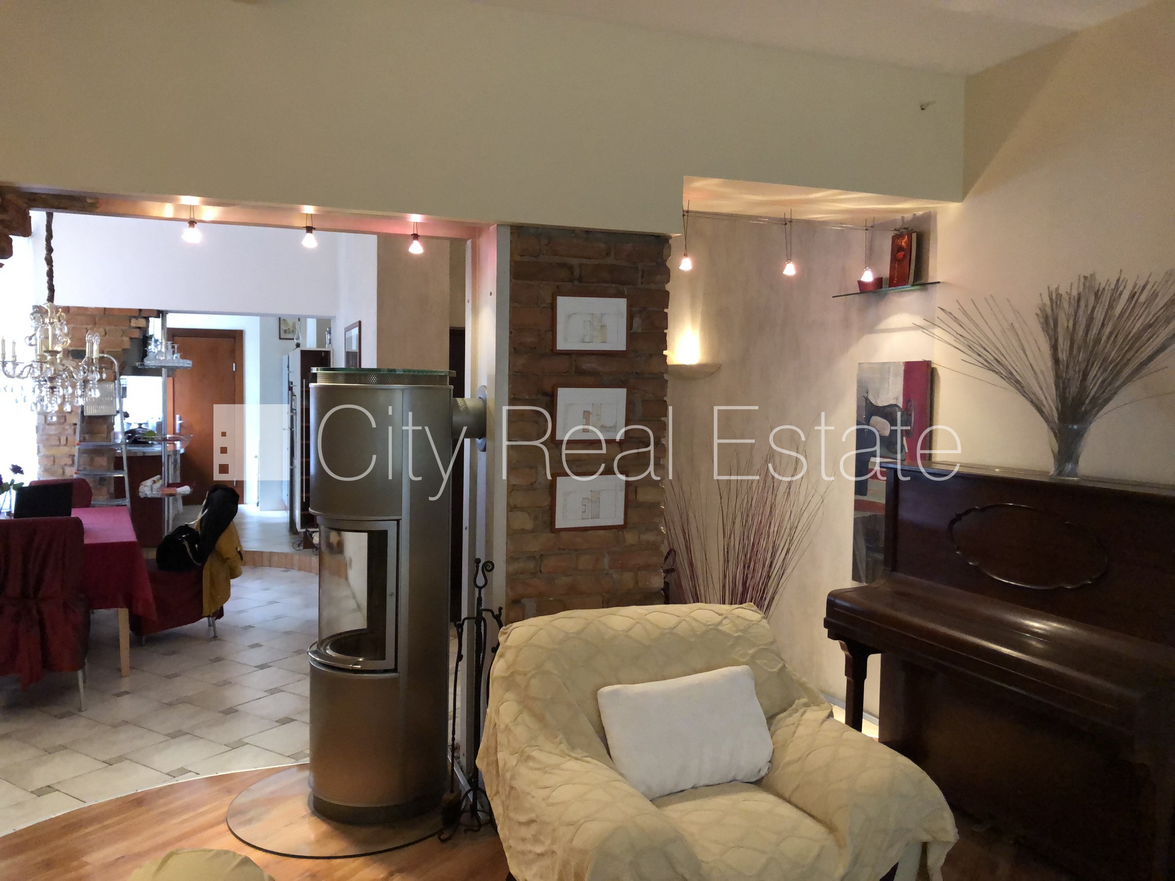 Sludinājumi. Pagalma māja, ieeja no pagalma, logi vērsti uz pagalma pusi, viesistaba, virtuve, halle, mainīti Cena: 800 EUR/mēn Foto #3