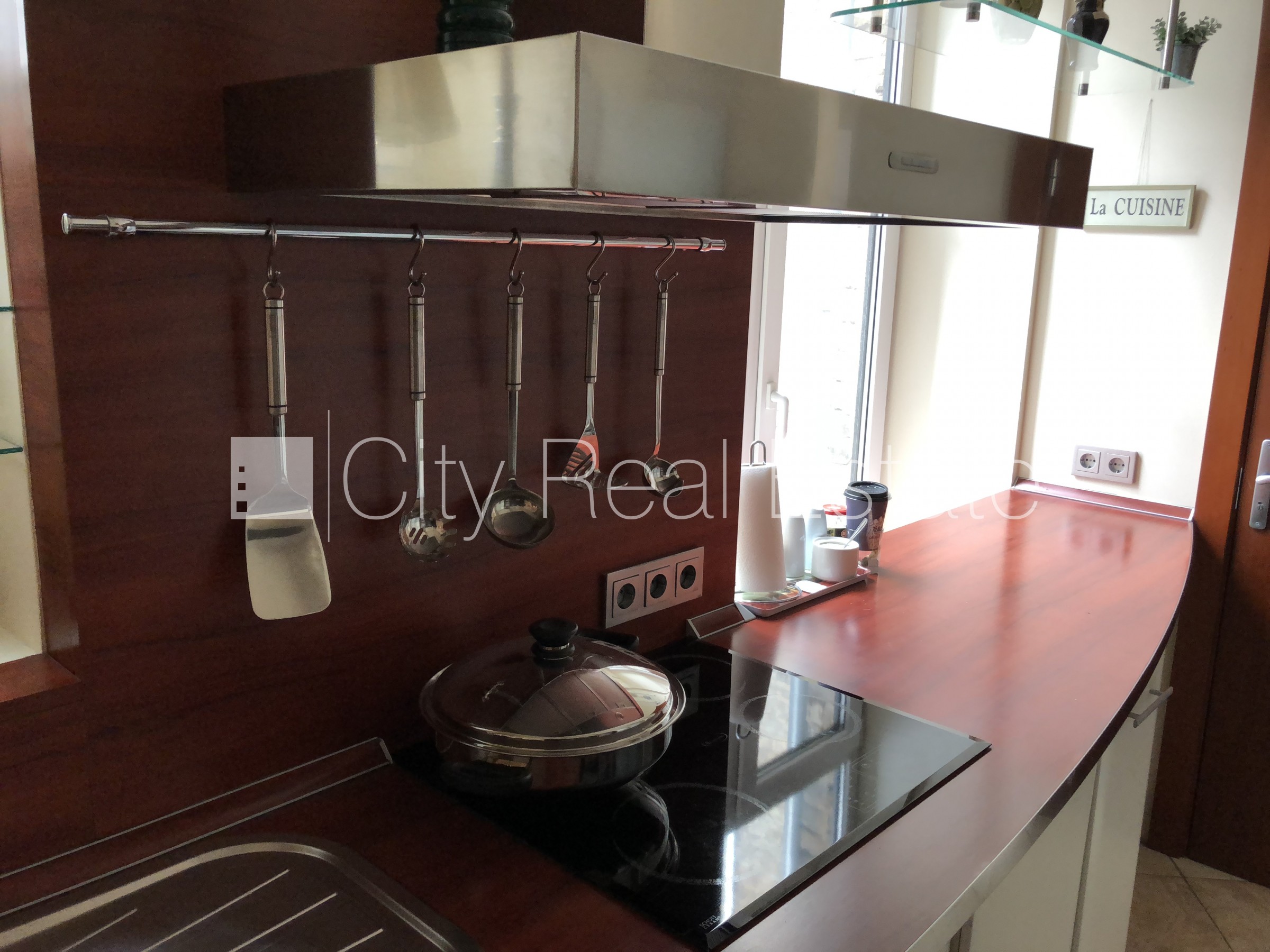 Sludinājumi. Pagalma māja, ieeja no pagalma, logi vērsti uz pagalma pusi, viesistaba, virtuve, halle, mainīti Cena: 800 EUR/mēn Foto #10