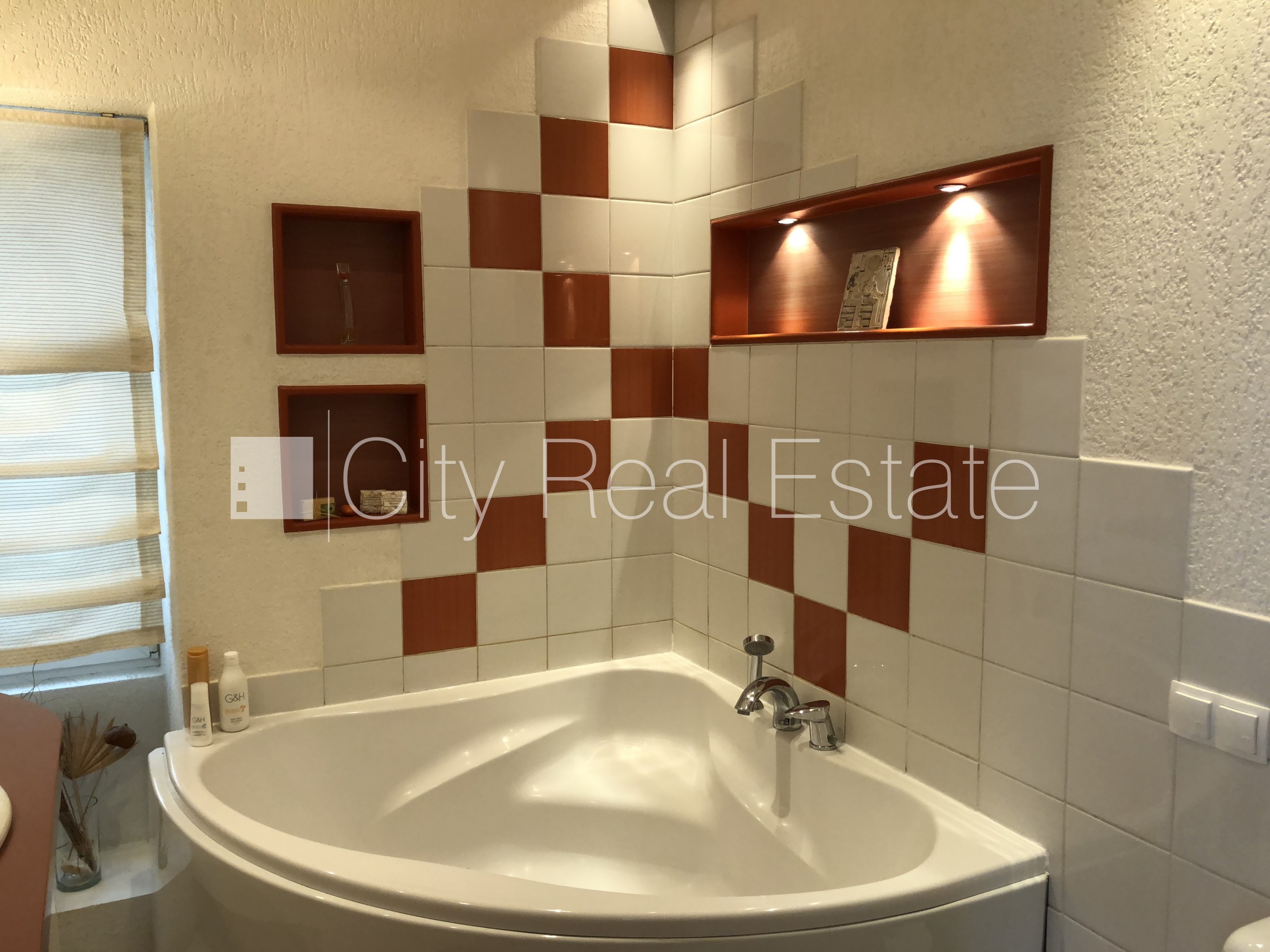 Sludinājumi. Pagalma māja, ieeja no pagalma, logi vērsti uz pagalma pusi, viesistaba, virtuve, halle, mainīti Cena: 800 EUR/mēn Foto #17