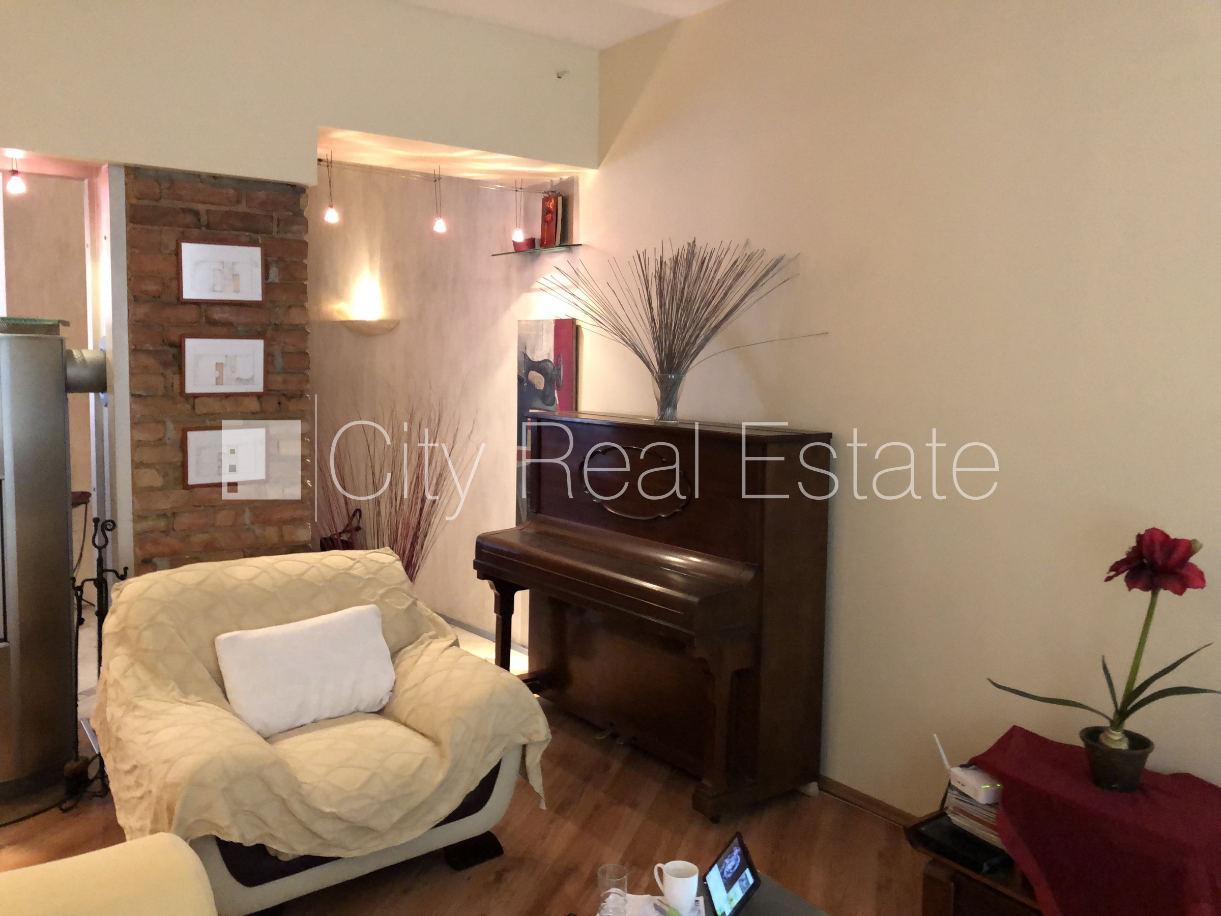 Sludinājumi. Pagalma māja, ieeja no pagalma, logi vērsti uz pagalma pusi, viesistaba, virtuve, halle, mainīti Cena: 800 EUR/mēn Foto #4