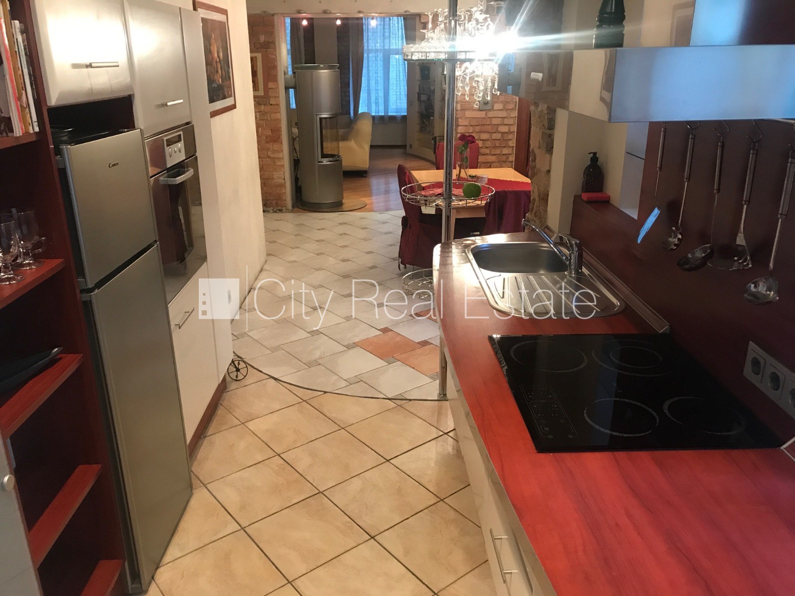 Sludinājumi. Pagalma māja, ieeja no pagalma, logi vērsti uz pagalma pusi, viesistaba, virtuve, halle, mainīti Cena: 800 EUR/mēn Foto #11