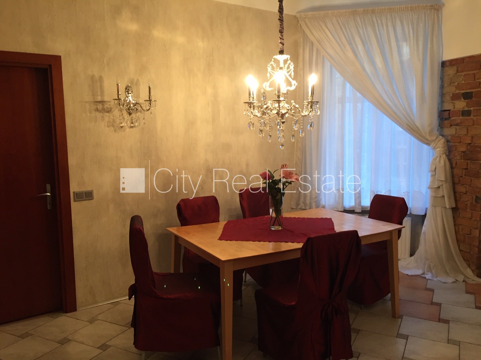 Sludinājumi. Pagalma māja, ieeja no pagalma, logi vērsti uz pagalma pusi, viesistaba, virtuve, halle, mainīti Cena: 800 EUR/mēn Foto #9