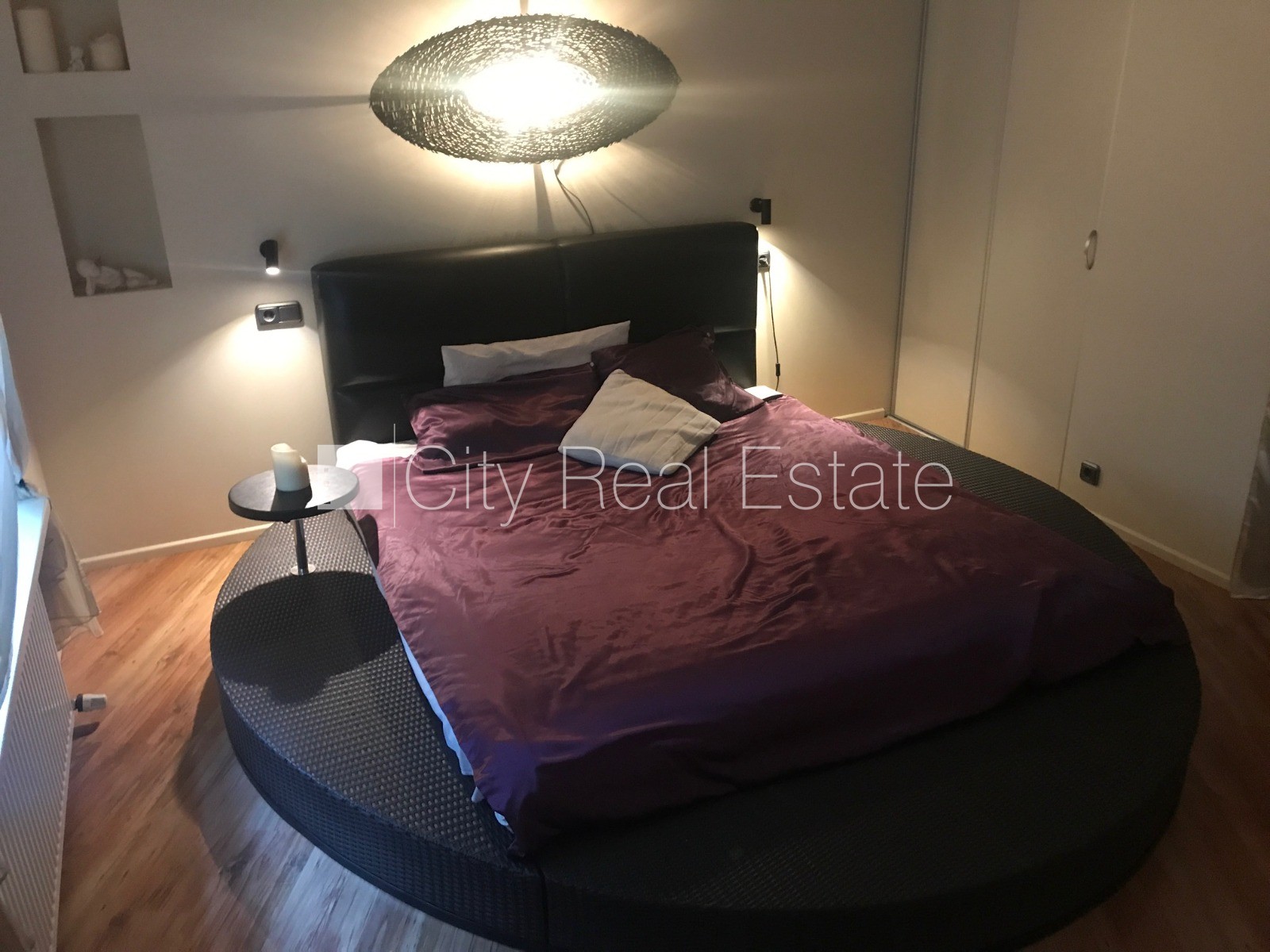 Sludinājumi. Pagalma māja, ieeja no pagalma, logi vērsti uz pagalma pusi, viesistaba, virtuve, halle, mainīti Cena: 800 EUR/mēn Foto #12