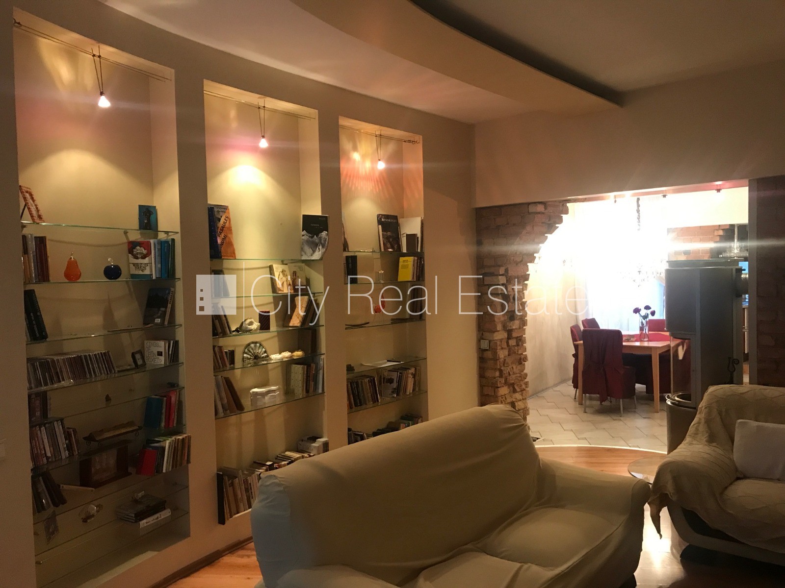 Sludinājumi. Pagalma māja, ieeja no pagalma, logi vērsti uz pagalma pusi, viesistaba, virtuve, halle, mainīti Cena: 800 EUR/mēn Foto #2