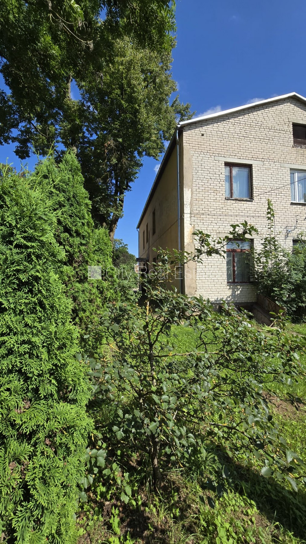 Sludinājumi. Tiek pārdots namīpašums Jaunjelgavas pilsētas centrā, kas sastāv no 7 dzīvokļiem. Lielisks objekts Cena: 22000 EUR Foto #3