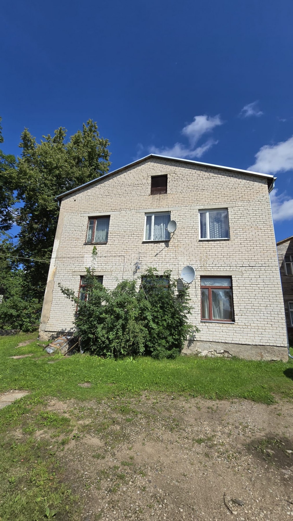 Sludinājumi. Tiek pārdots namīpašums Jaunjelgavas pilsētas centrā, kas sastāv no 7 dzīvokļiem. Lielisks objekts Cena: 22000 EUR Foto #4