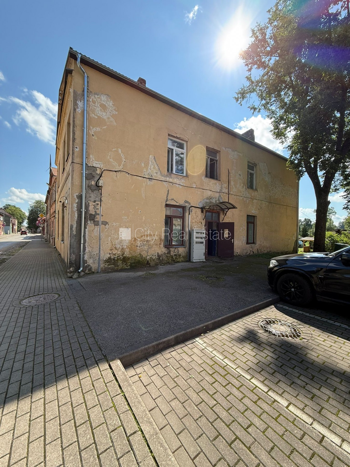 Sludinājumi. Tiek pārdots namīpašums Jaunjelgavas pilsētas centrā, kas sastāv no 7 dzīvokļiem. Lielisks objekts Cena: 22000 EUR Foto #2