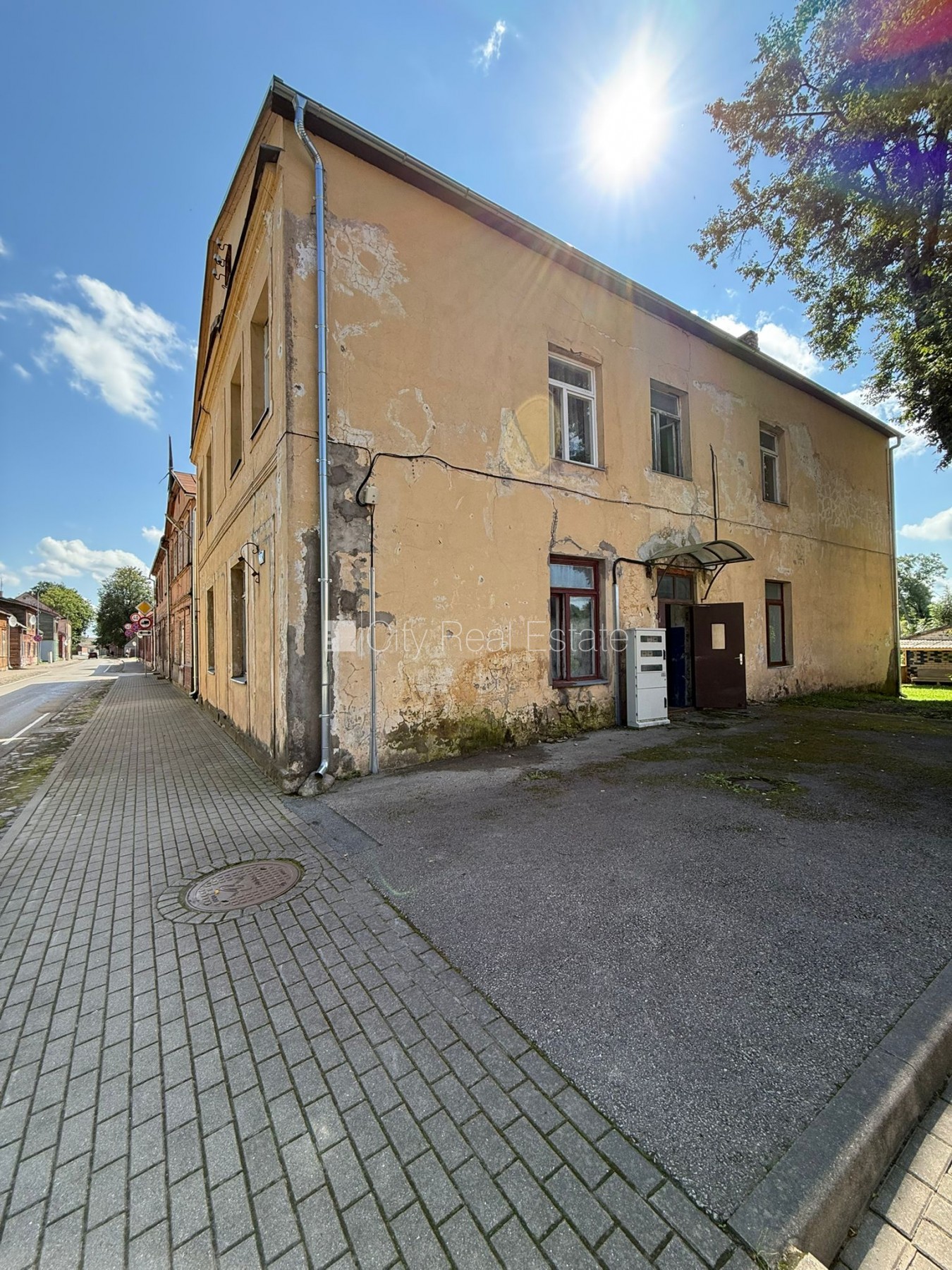 Sludinājumi. Tiek pārdots namīpašums Jaunjelgavas pilsētas centrā, kas sastāv no 7 dzīvokļiem. Lielisks objekts Cena: 22000 EUR Foto #1