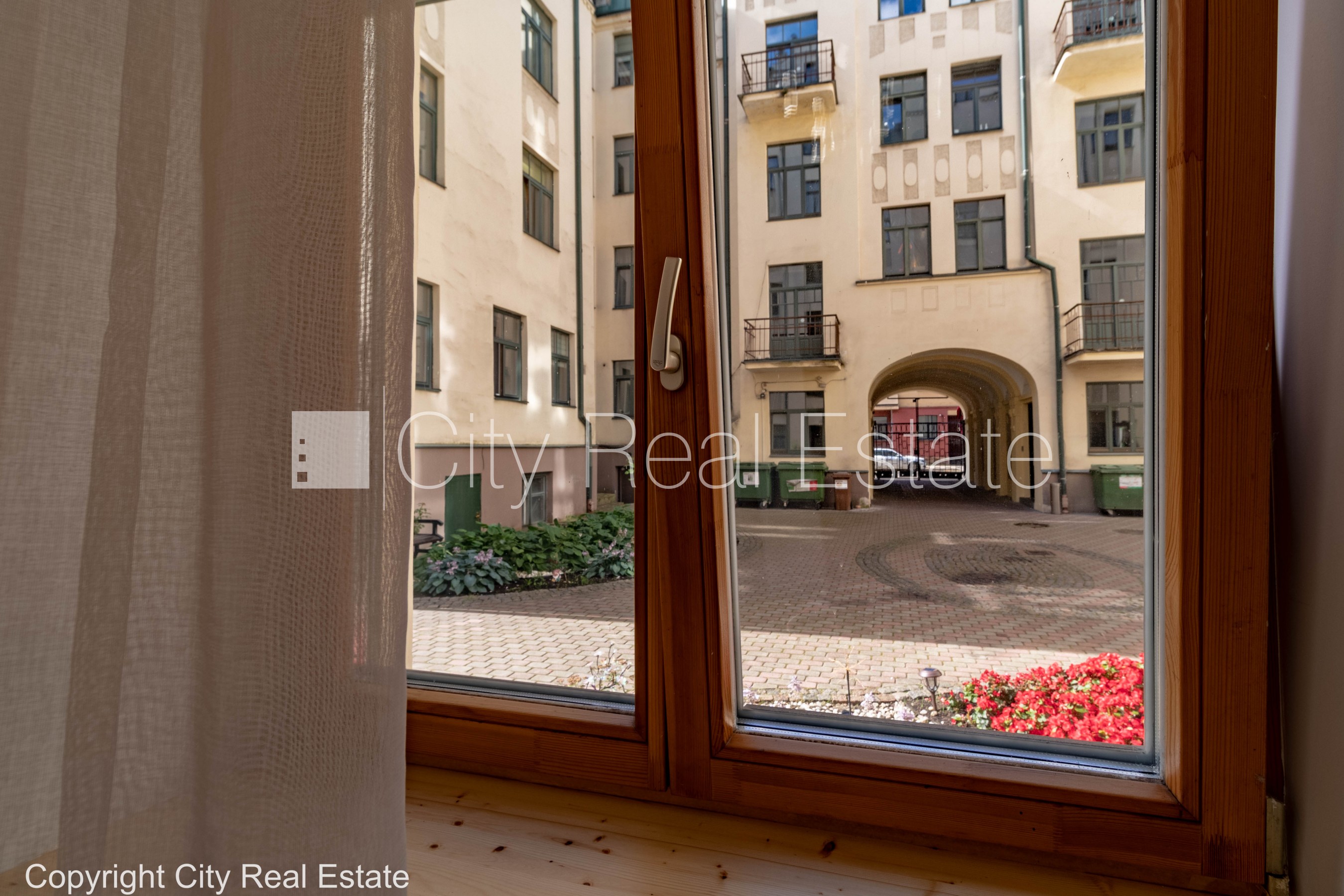 Sludinājumi. Pagalma māja, renovēta māja, labiekārtots apzaļumots pagalms, slēgts pagalms, ieeja no pagalma, ir Cena: 700 EUR/mēn Foto #3