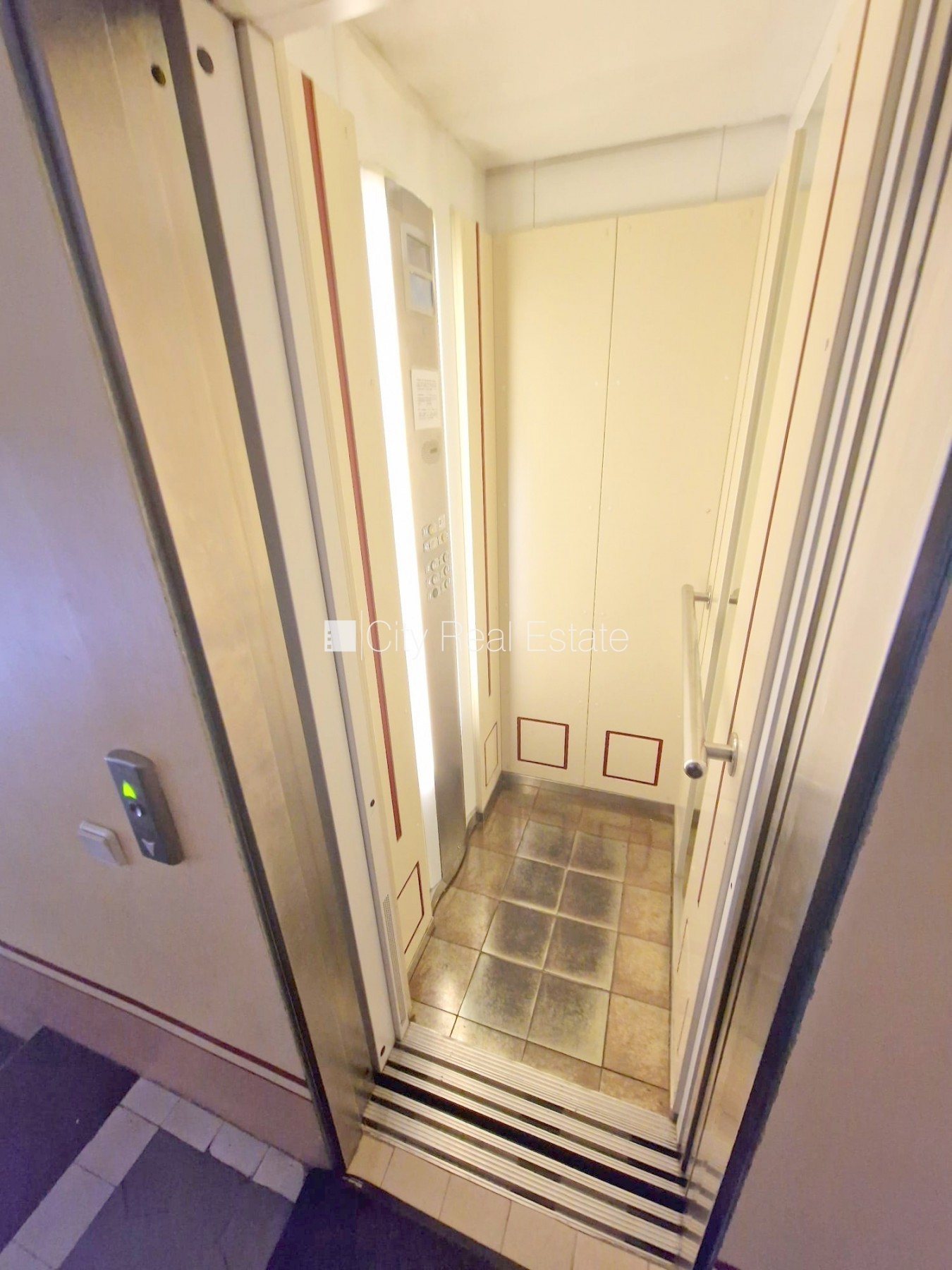 Sludinājumi. Fasādes māja, renovēta māja, ieeja no ielas, ir lifts, kāpņu telpa pēc kapitālā remonta, logi Cena: 650 EUR/mēn Foto #17