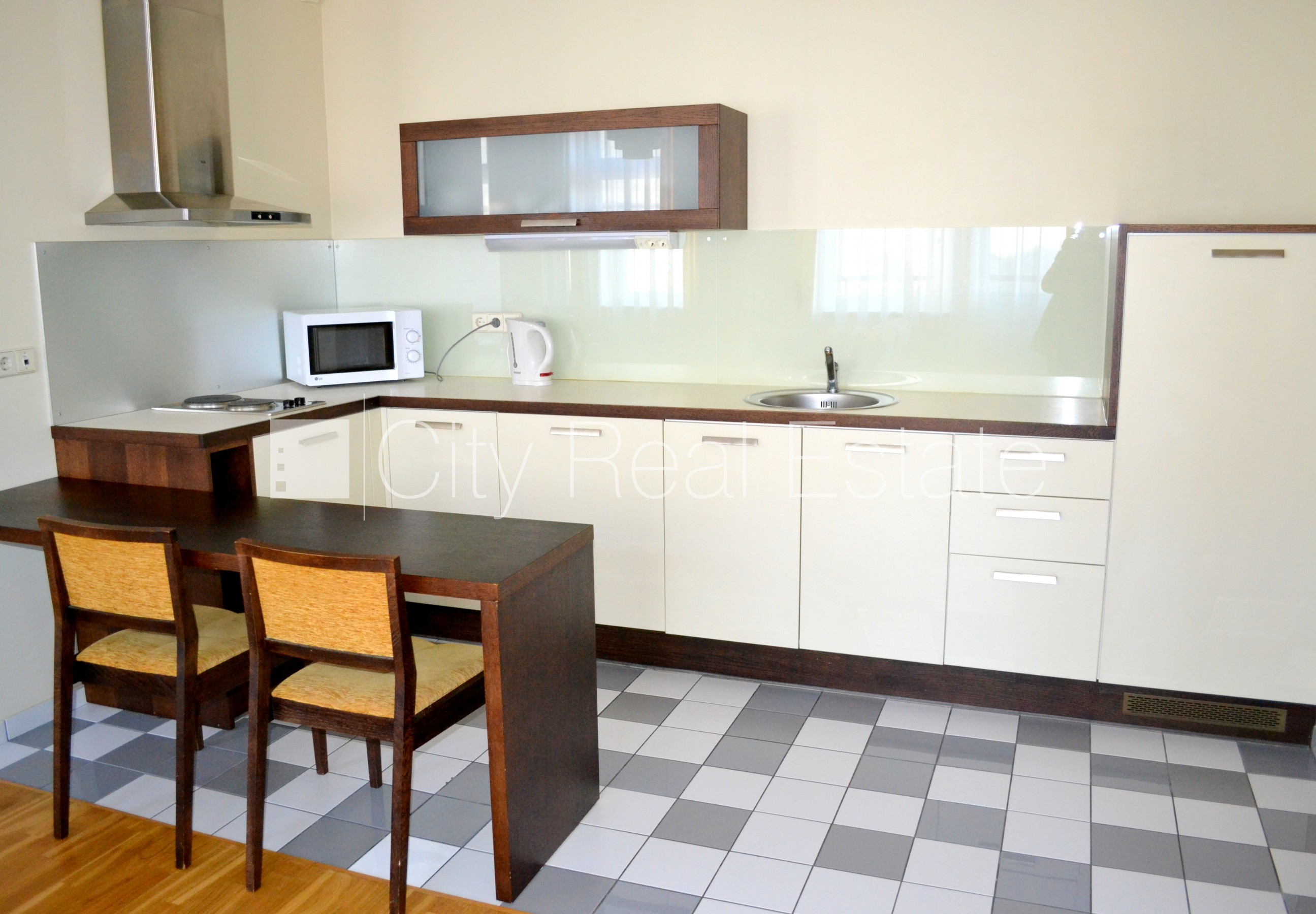 Sludinājumi. Fasādes māja, renovēta māja, ieeja no ielas, ir lifts, kāpņu telpa pēc kapitālā remonta, logi Cena: 650 EUR/mēn Foto #3