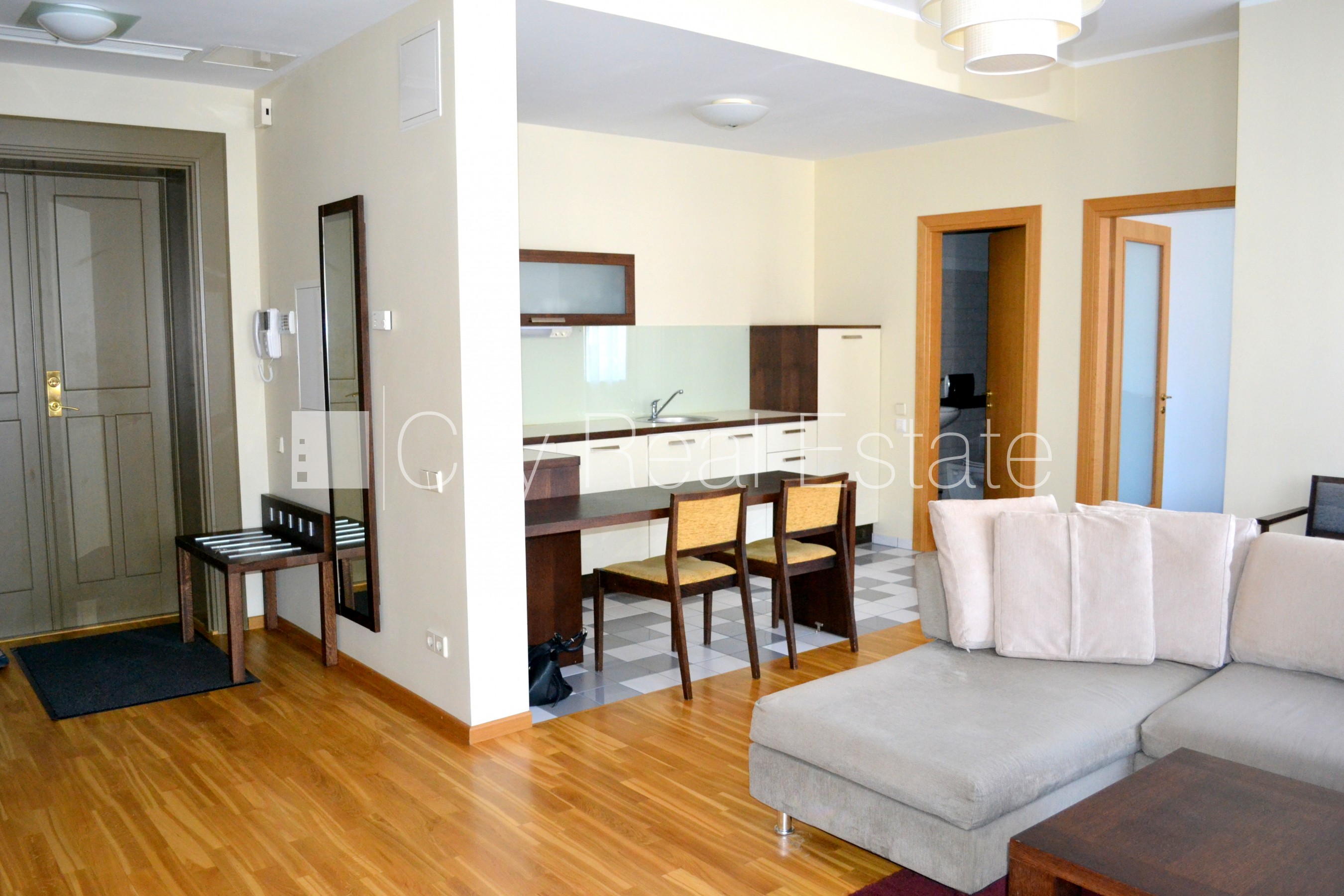 Sludinājumi. Fasādes māja, renovēta māja, ieeja no ielas, ir lifts, kāpņu telpa pēc kapitālā remonta, logi Cena: 650 EUR/mēn Foto #4