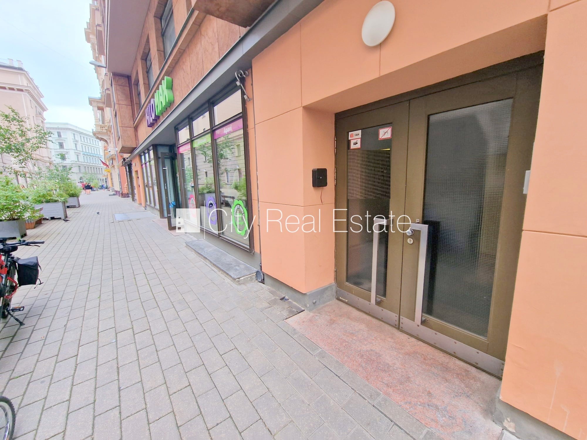 Sludinājumi. Fasādes māja, renovēta māja, ieeja no ielas, ir lifts, kāpņu telpa pēc kapitālā remonta, logi Cena: 650 EUR/mēn Foto #20