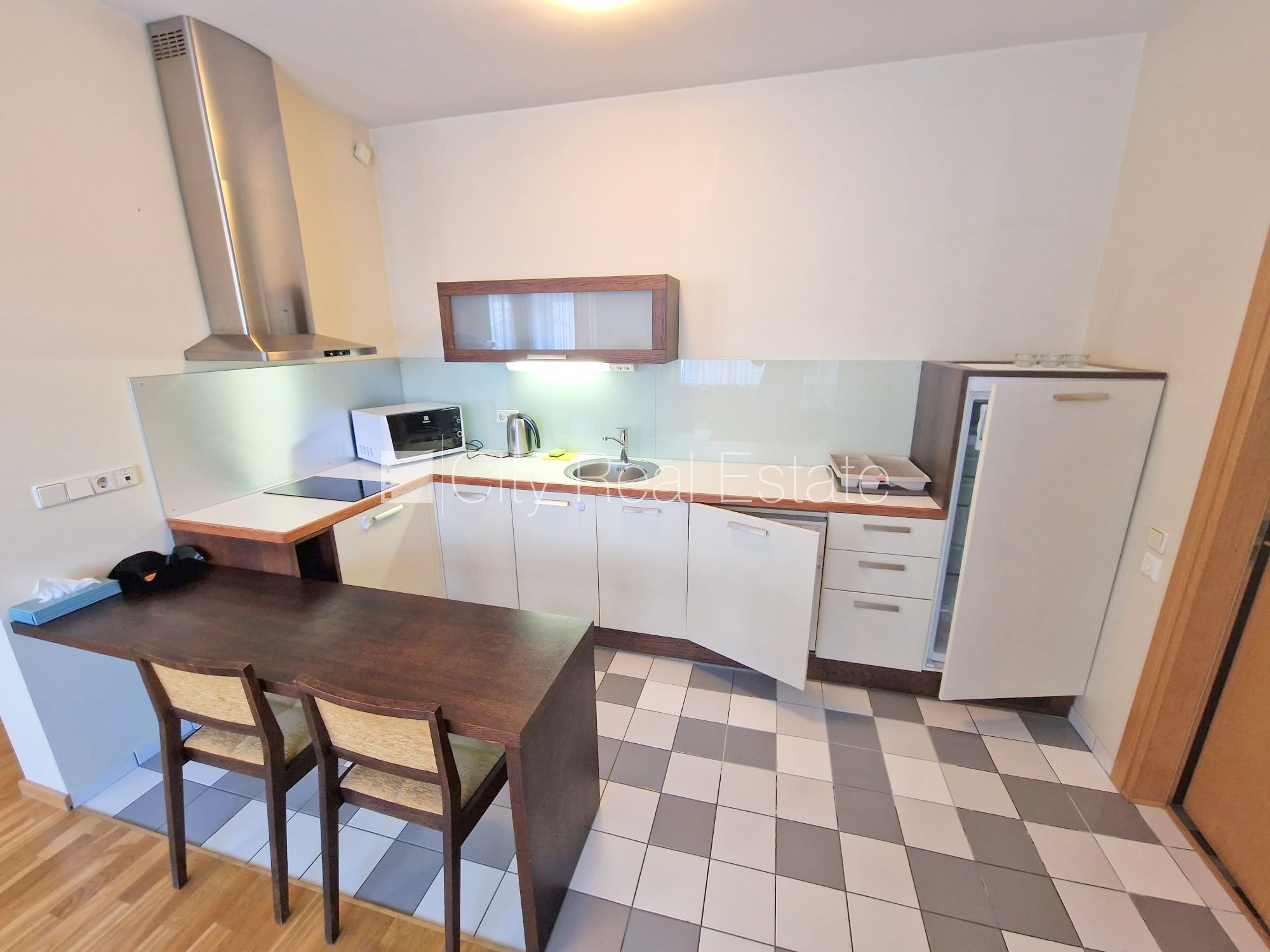 Sludinājumi. Fasādes māja, renovēta māja, ieeja no ielas, ir lifts, kāpņu telpa pēc kapitālā remonta, logi Cena: 650 EUR/mēn Foto #5