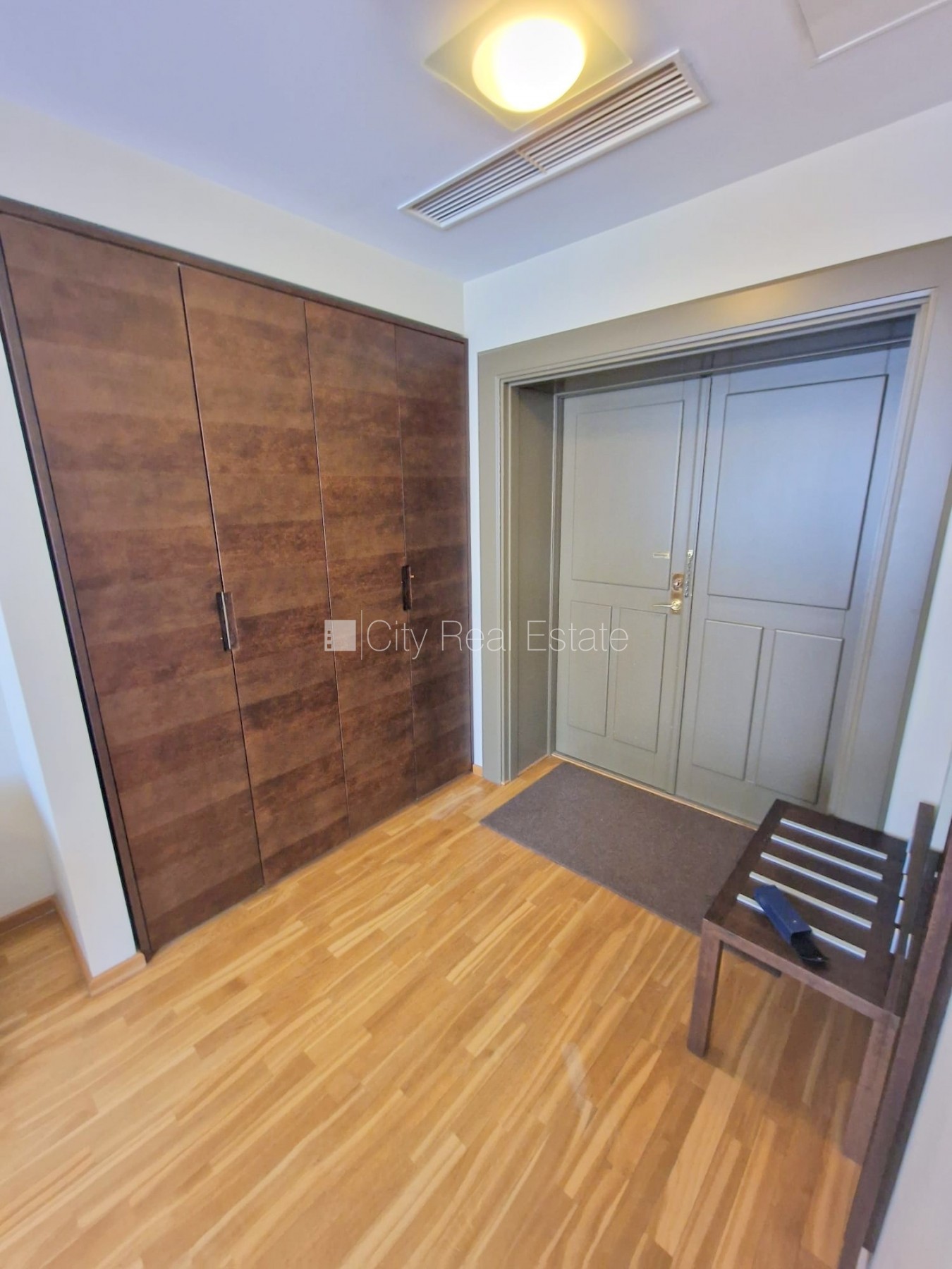 Sludinājumi. Fasādes māja, renovēta māja, ieeja no ielas, ir lifts, kāpņu telpa pēc kapitālā remonta, logi Cena: 650 EUR/mēn Foto #11