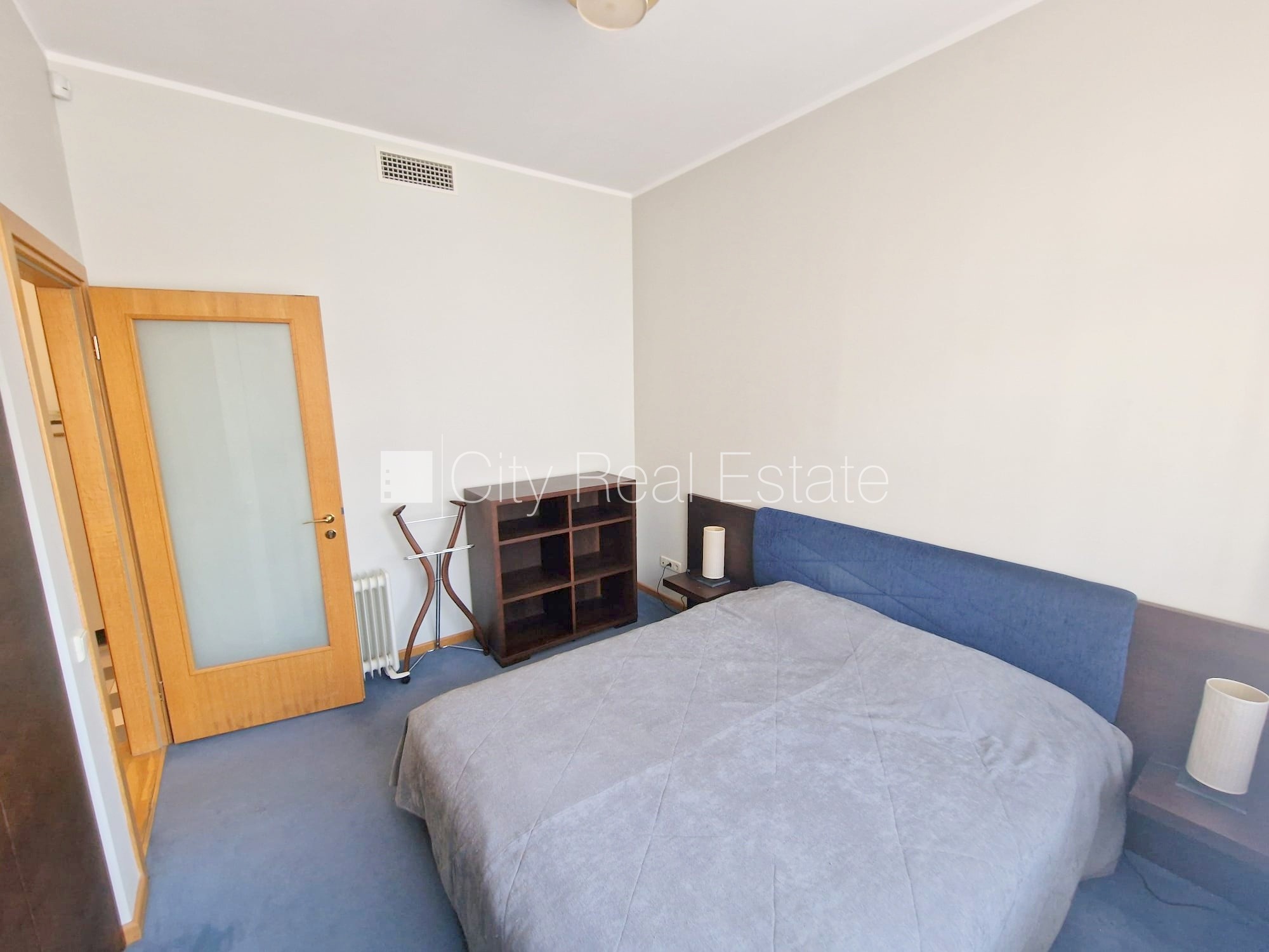 Sludinājumi. Fasādes māja, renovēta māja, ieeja no ielas, ir lifts, kāpņu telpa pēc kapitālā remonta, logi Cena: 650 EUR/mēn Foto #10