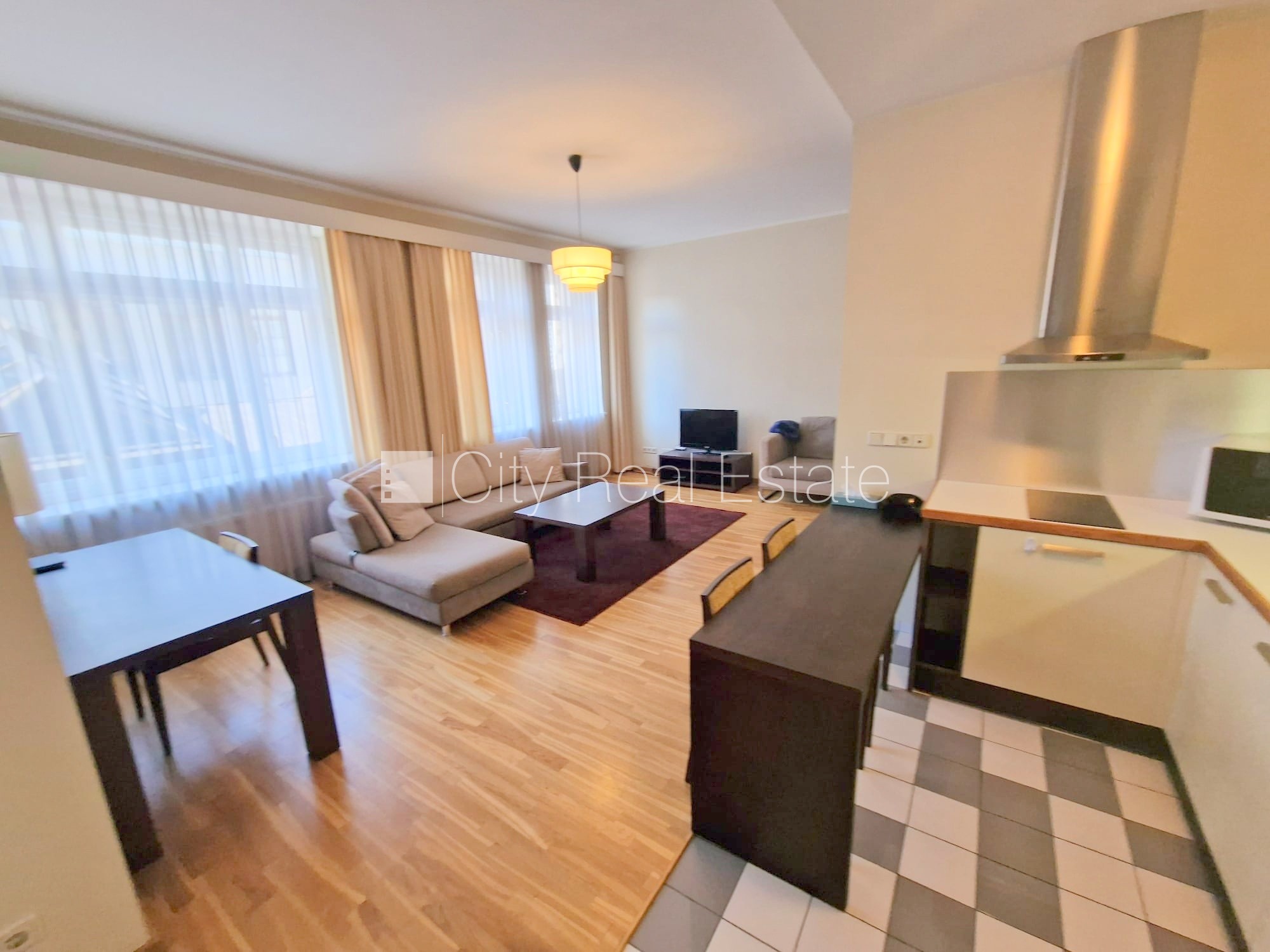 Sludinājumi. Fasādes māja, renovēta māja, ieeja no ielas, ir lifts, kāpņu telpa pēc kapitālā remonta, logi Cena: 650 EUR/mēn Foto #2