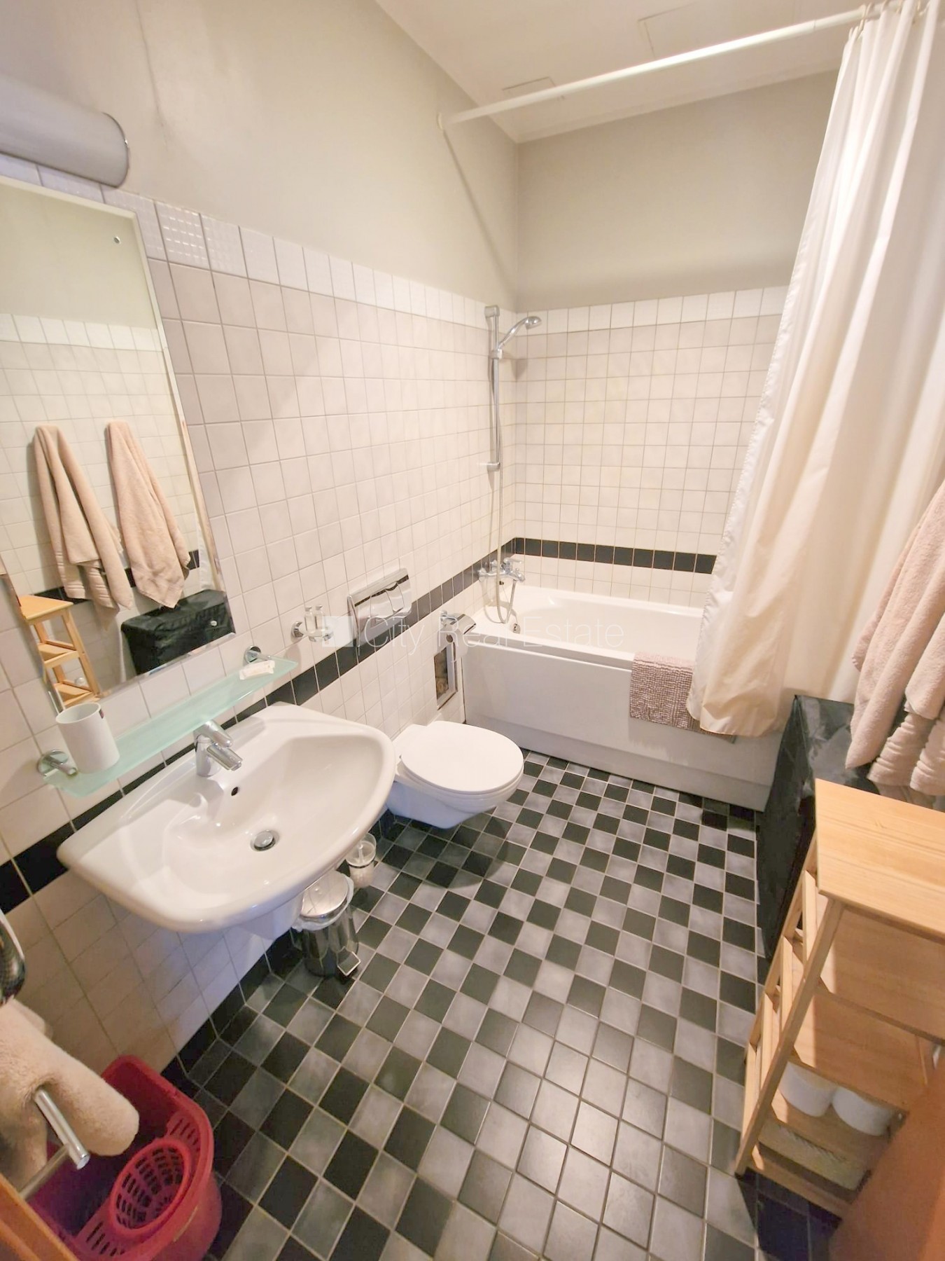 Sludinājumi. Fasādes māja, renovēta māja, ieeja no ielas, ir lifts, kāpņu telpa pēc kapitālā remonta, logi Cena: 650 EUR/mēn Foto #13