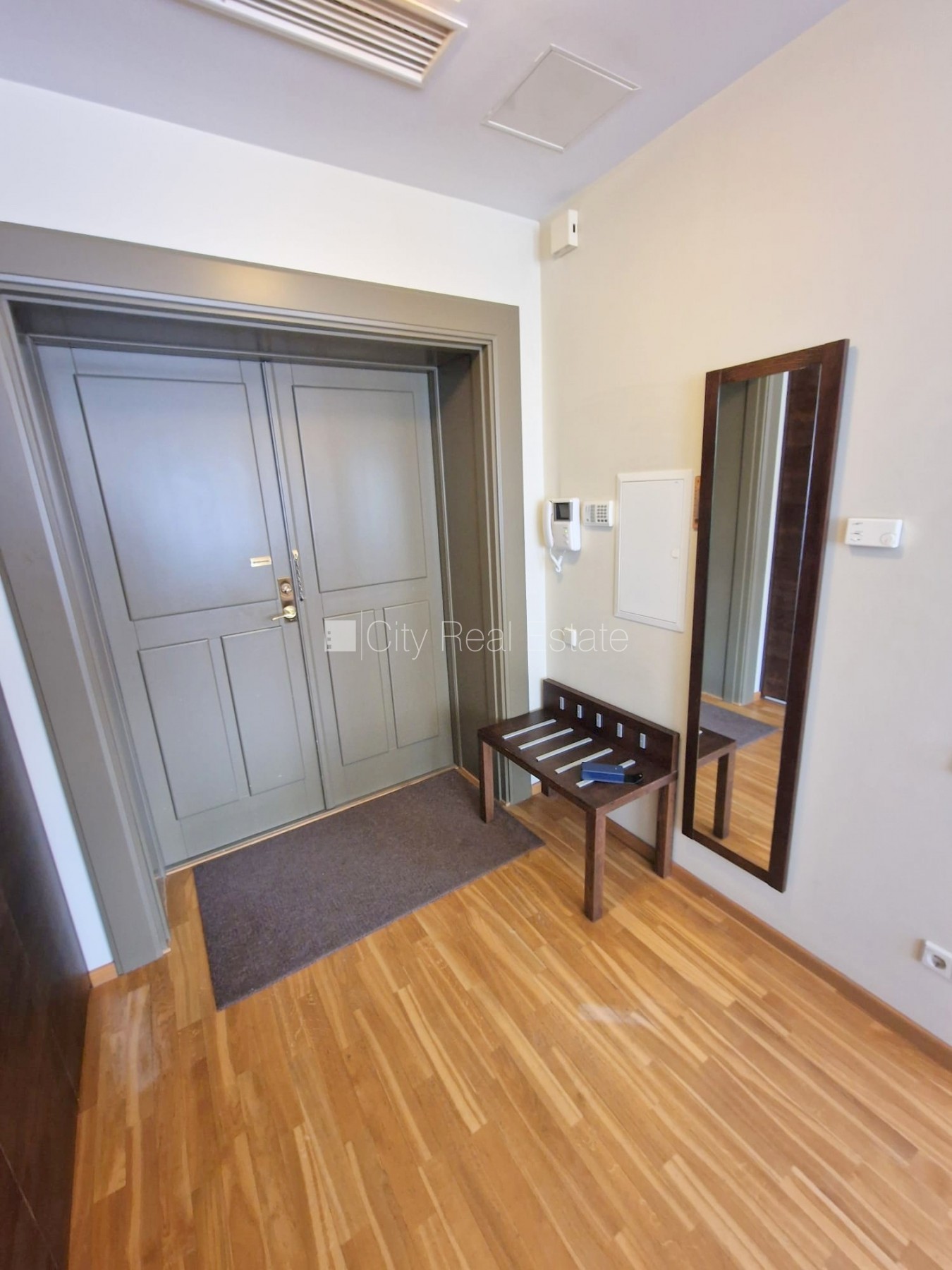 Sludinājumi. Fasādes māja, renovēta māja, ieeja no ielas, ir lifts, kāpņu telpa pēc kapitālā remonta, logi Cena: 650 EUR/mēn Foto #15