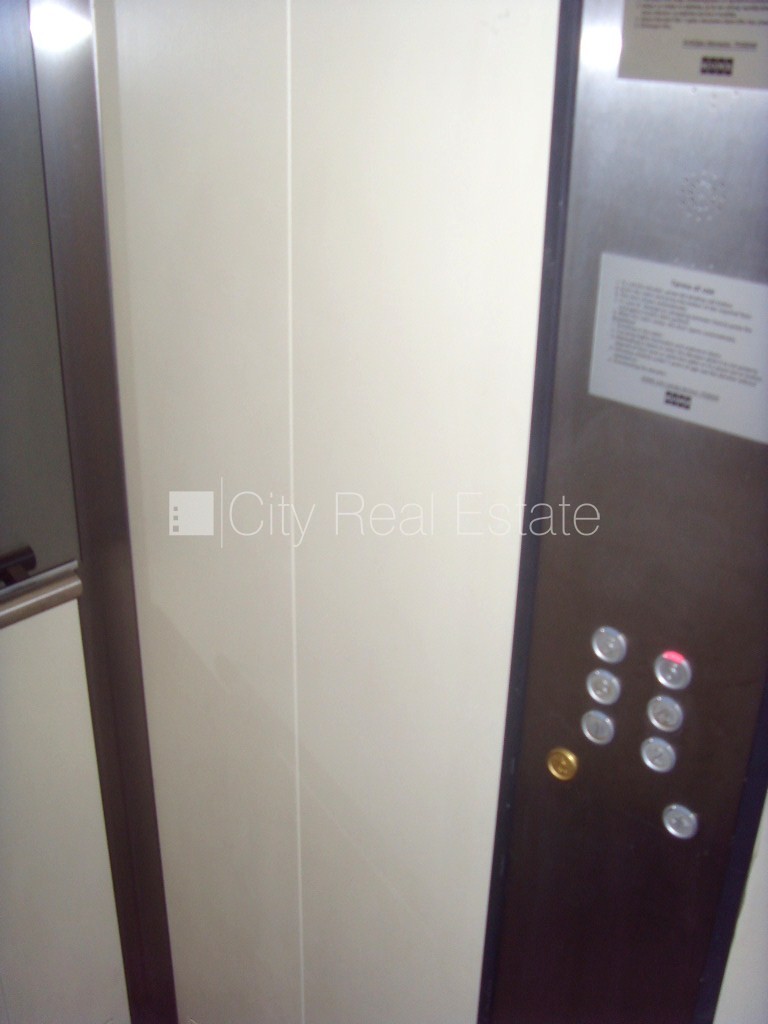 Объявление. Фасадный дом, реновированный дом, объект охраняет физическая охрана, вход с улицы, мансарда, лифт, Цена: 1350 EUR/мес. Foto #15