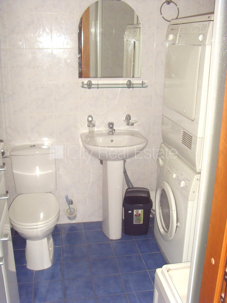 Объявление. Фасадный дом, реновированный дом, объект охраняет физическая охрана, вход с улицы, мансарда, лифт, Цена: 1350 EUR/мес. Foto #10