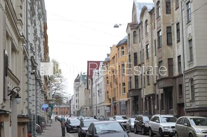 Объявление. Фасадный дом, реновированный дом, объект охраняет физическая охрана, вход с улицы, мансарда, лифт, Цена: 1350 EUR/мес. Foto #18