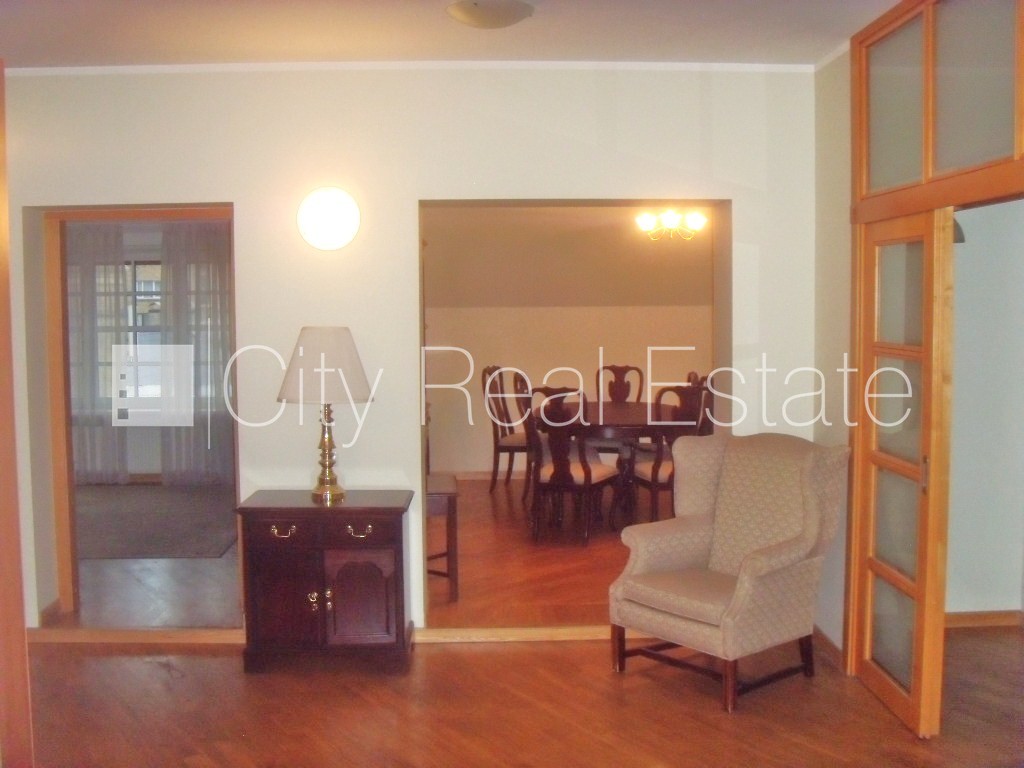 Объявление. Фасадный дом, реновированный дом, объект охраняет физическая охрана, вход с улицы, мансарда, лифт, Цена: 1350 EUR/мес. Foto #7