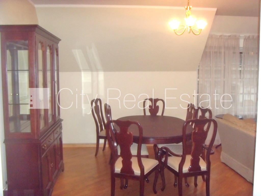 Объявление. Фасадный дом, реновированный дом, объект охраняет физическая охрана, вход с улицы, мансарда, лифт, Цена: 1350 EUR/мес. Foto #2