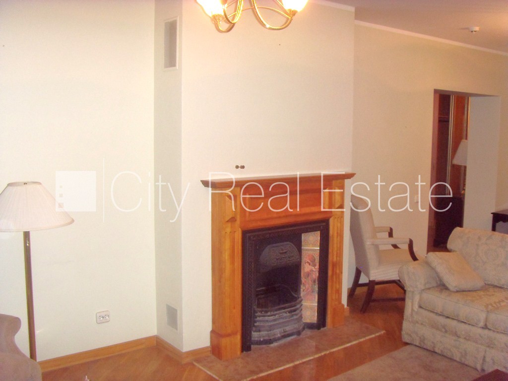 Объявление. Фасадный дом, реновированный дом, объект охраняет физическая охрана, вход с улицы, мансарда, лифт, Цена: 1350 EUR/мес. Foto #8