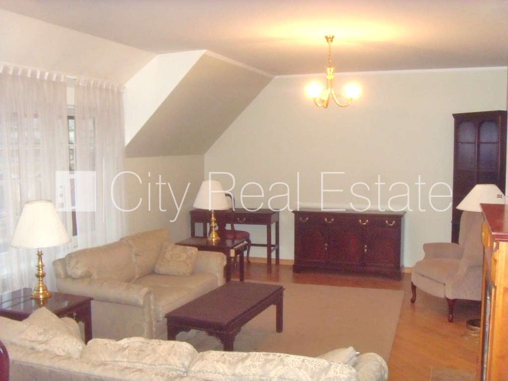 Объявление. Фасадный дом, реновированный дом, объект охраняет физическая охрана, вход с улицы, мансарда, лифт, Цена: 1350 EUR/мес. Foto #3