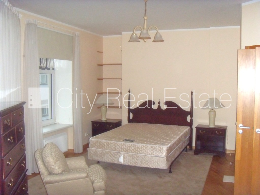 Объявление. Фасадный дом, реновированный дом, объект охраняет физическая охрана, вход с улицы, мансарда, лифт, Цена: 1350 EUR/мес. Foto #5