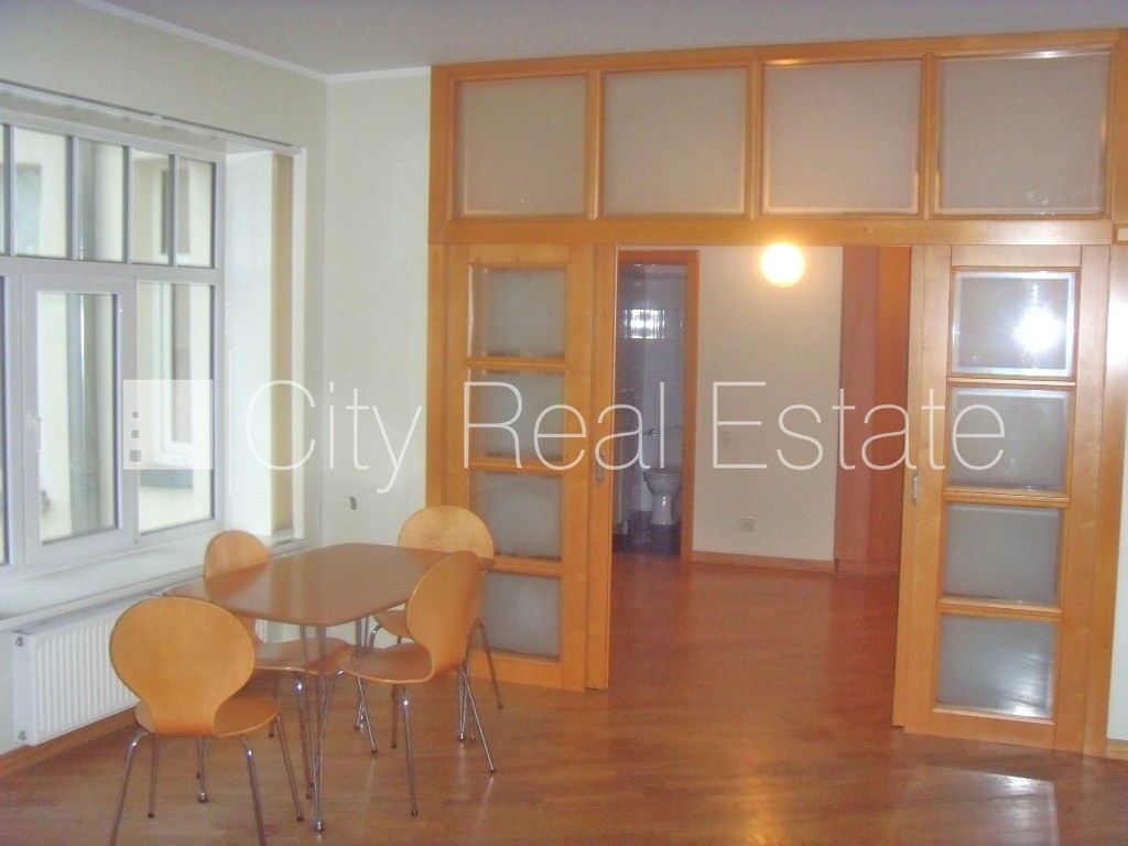 Объявление. Фасадный дом, реновированный дом, объект охраняет физическая охрана, вход с улицы, мансарда, лифт, Цена: 1350 EUR/мес. Foto #6