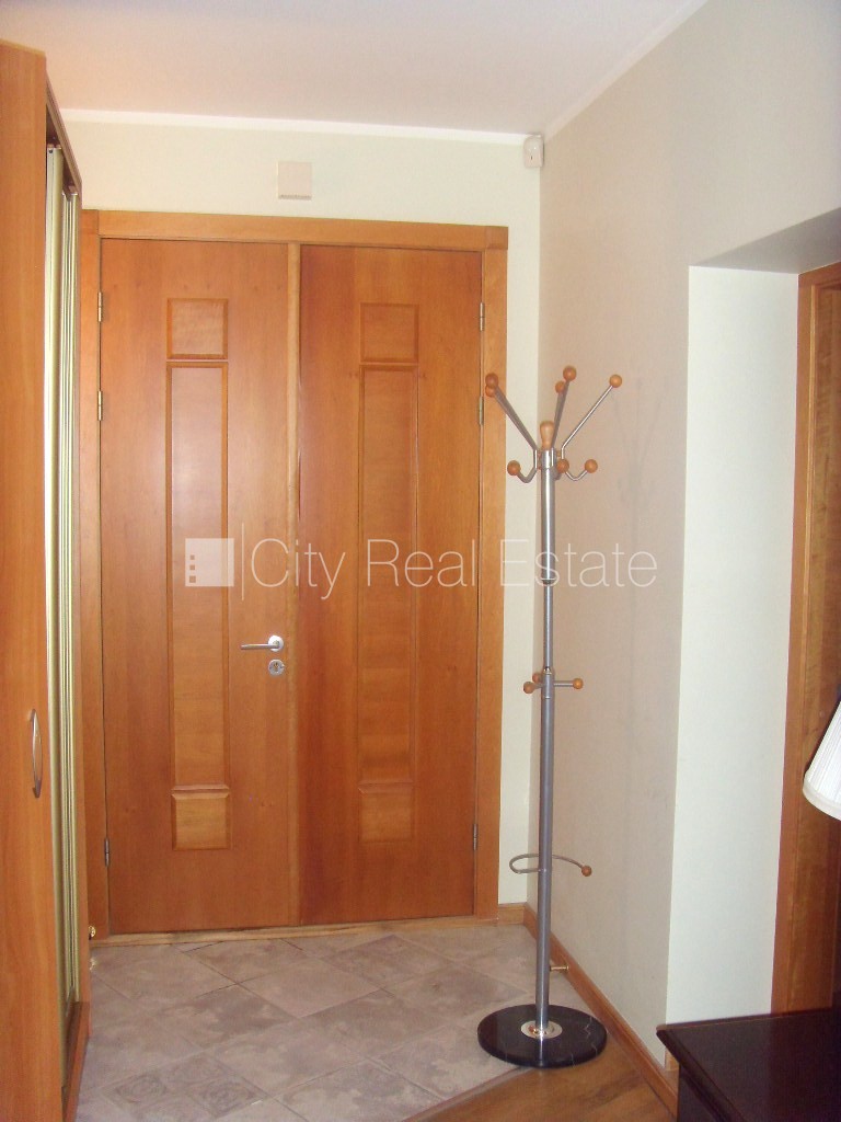 Объявление. Фасадный дом, реновированный дом, объект охраняет физическая охрана, вход с улицы, мансарда, лифт, Цена: 1350 EUR/мес. Foto #13