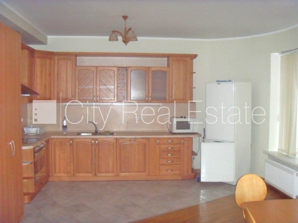 Объявление. Фасадный дом, реновированный дом, объект охраняет физическая охрана, вход с улицы, мансарда, лифт, Цена: 1350 EUR/мес. Foto #1