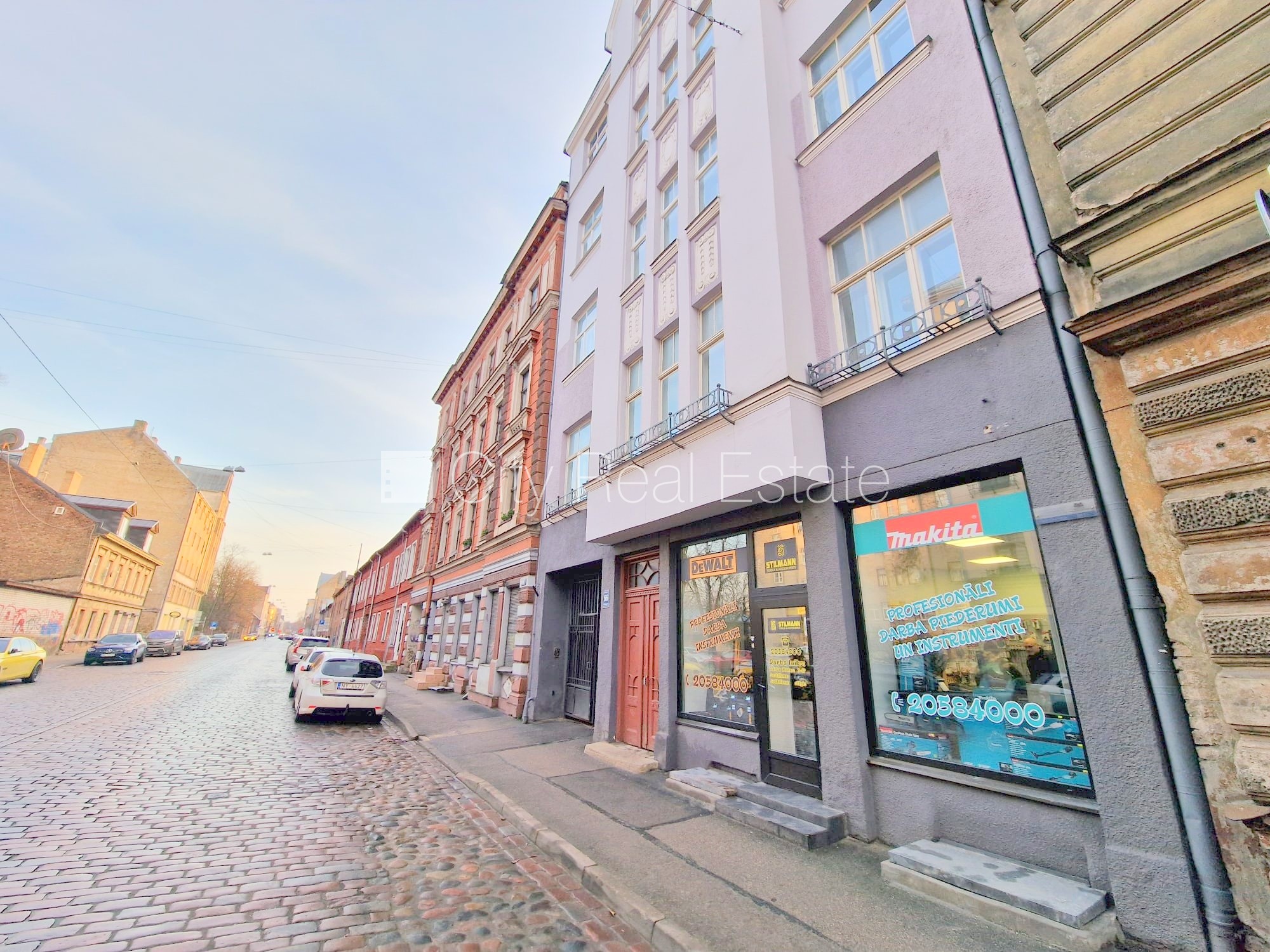 Sludinājumi. Fasādes māja, renovēta māja, ieeja no ielas, kāpņu telpa pēc kosmētiskā remonta, logi vērsti mājas Cena: 340 EUR/mēn Foto #17