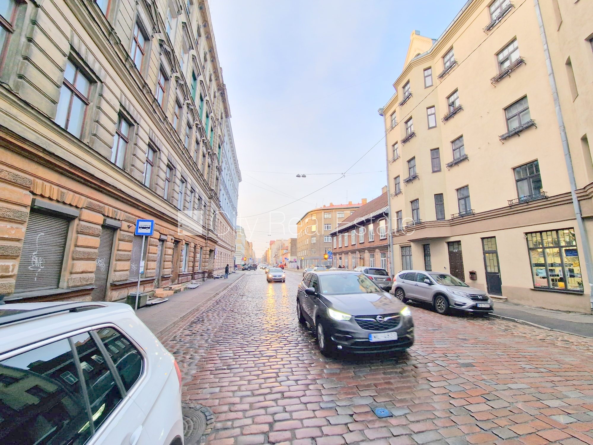 Sludinājumi. Fasādes māja, renovēta māja, ieeja no ielas, kāpņu telpa pēc kosmētiskā remonta, logi vērsti mājas Cena: 340 EUR/mēn Foto #18