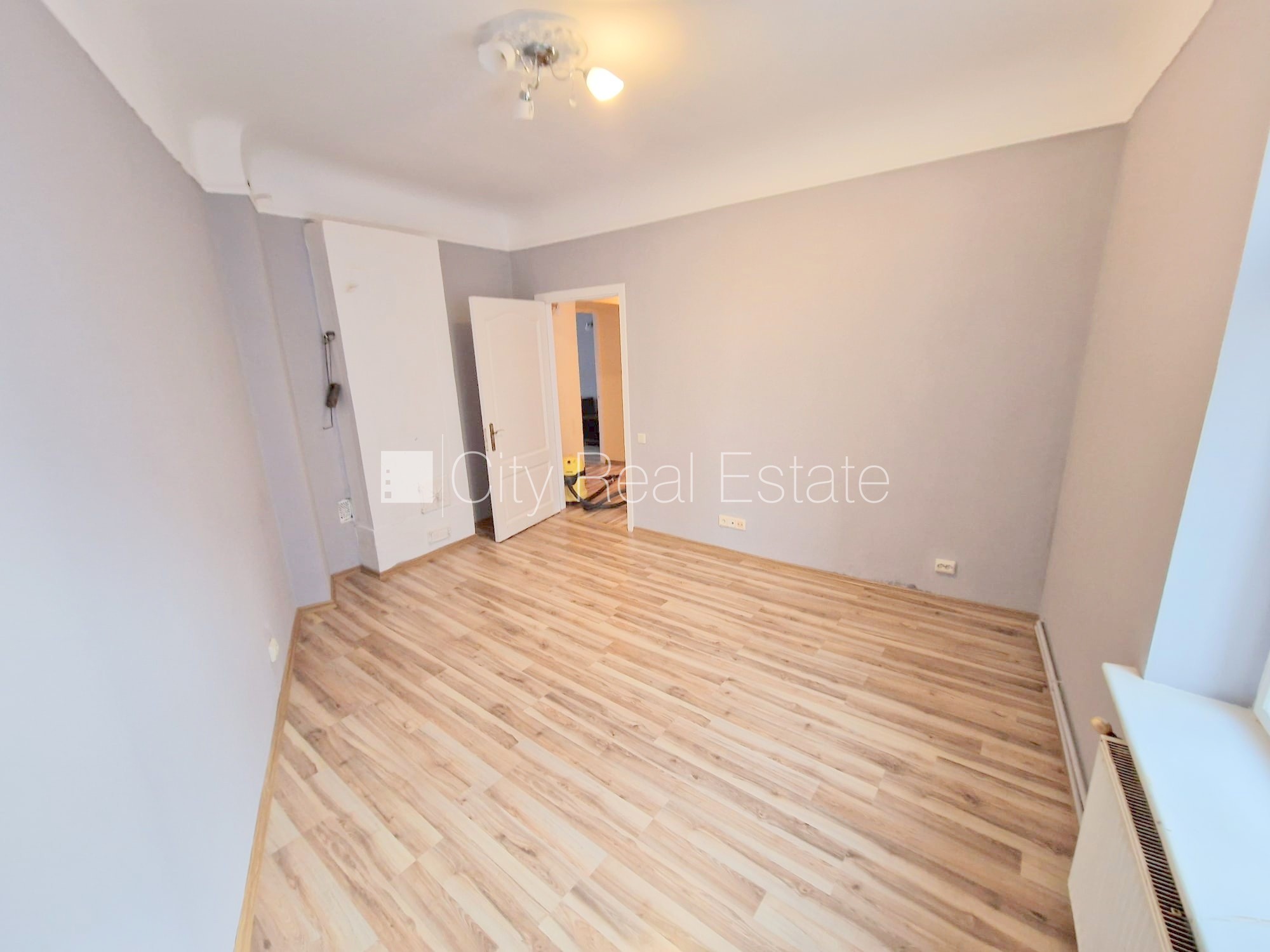 Sludinājumi. Fasādes māja, renovēta māja, ieeja no ielas, kāpņu telpa pēc kosmētiskā remonta, logi vērsti mājas Cena: 340 EUR/mēn Foto #6