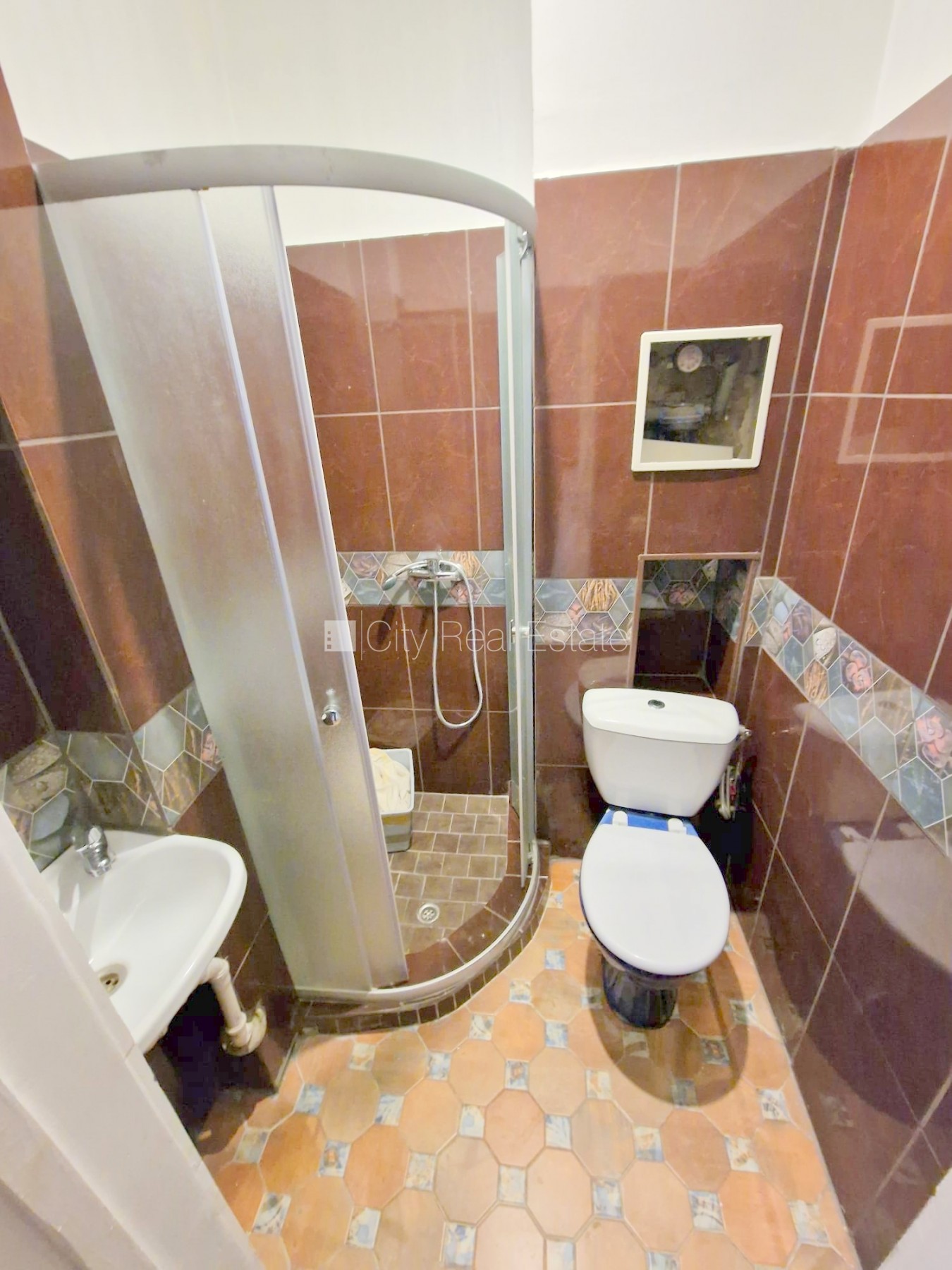 Sludinājumi. Fasādes māja, renovēta māja, ieeja no ielas, kāpņu telpa pēc kosmētiskā remonta, logi vērsti mājas Cena: 340 EUR/mēn Foto #14