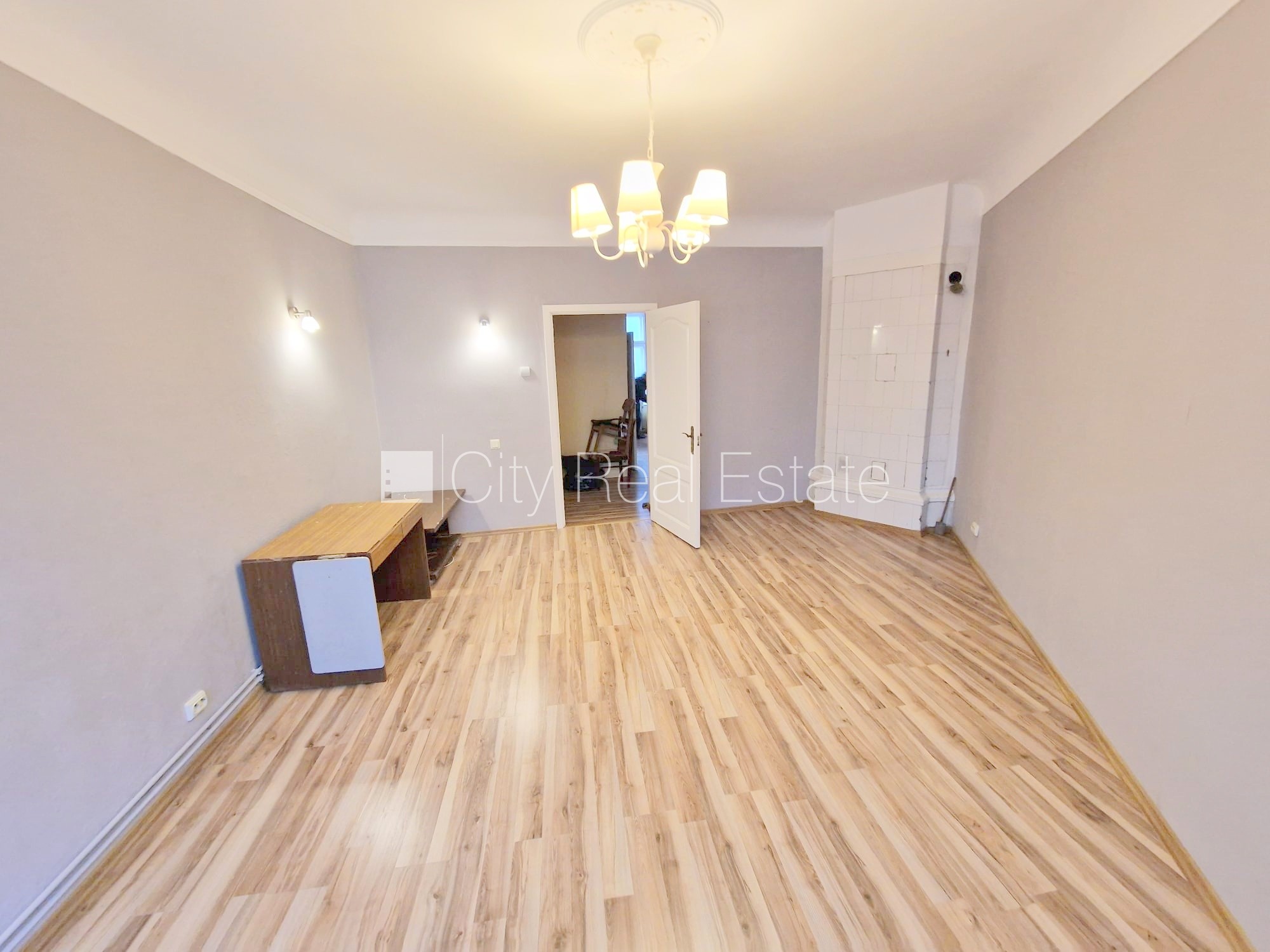 Sludinājumi. Fasādes māja, renovēta māja, ieeja no ielas, kāpņu telpa pēc kosmētiskā remonta, logi vērsti mājas Cena: 340 EUR/mēn Foto #3